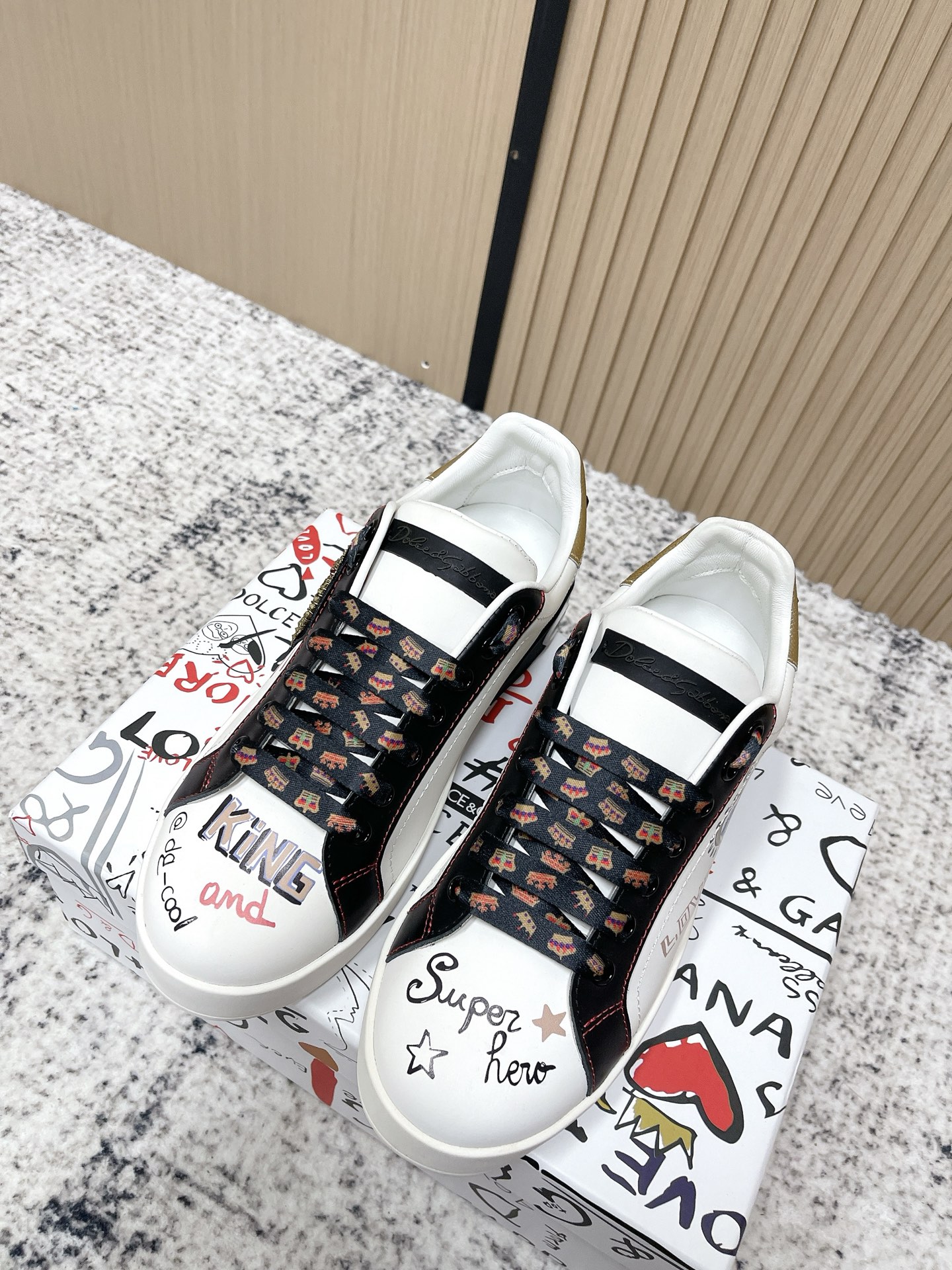 NO:650496,High-end version for women and men 340 DOLCE & GABBANA 2025 new style, casual white shoes for couples, high-end quality, exclusive and custom-made, brand letter craft embellishment, beautiful luxury and sparkle, exquisite workmanship, loved by many people, using high-end imported silk cowhide, white silk sheep lining, perfect interpretation of the latest inspiration for shoes, classic and fashion integrated, luxury dream overriding fashionable high-end quality  Size 35-45 (female 40.41. male 45 customized), casual shoes/sports shoes, Dolce&Gabbana, sneakers, cowhide19860909高端版本女 男340 DOLCE & GABBANA 2025新款 情侣休闲 小白鞋 高端质量 独家精工定制上市 品牌字母工艺点缀绝美奢华闪耀 精湛的做众多人至爱采用高端进口丝绸牛皮 白丝绸羊里 完美诠释鞋履最新灵感 经典与时尚融为一体奢华迷梦驾凌时尚高端品质 码数35-45（女40.41.男45定做）,休闲鞋/运动鞋,Dolce&Gabbana,sneakers,cowhide,Women's Shoes