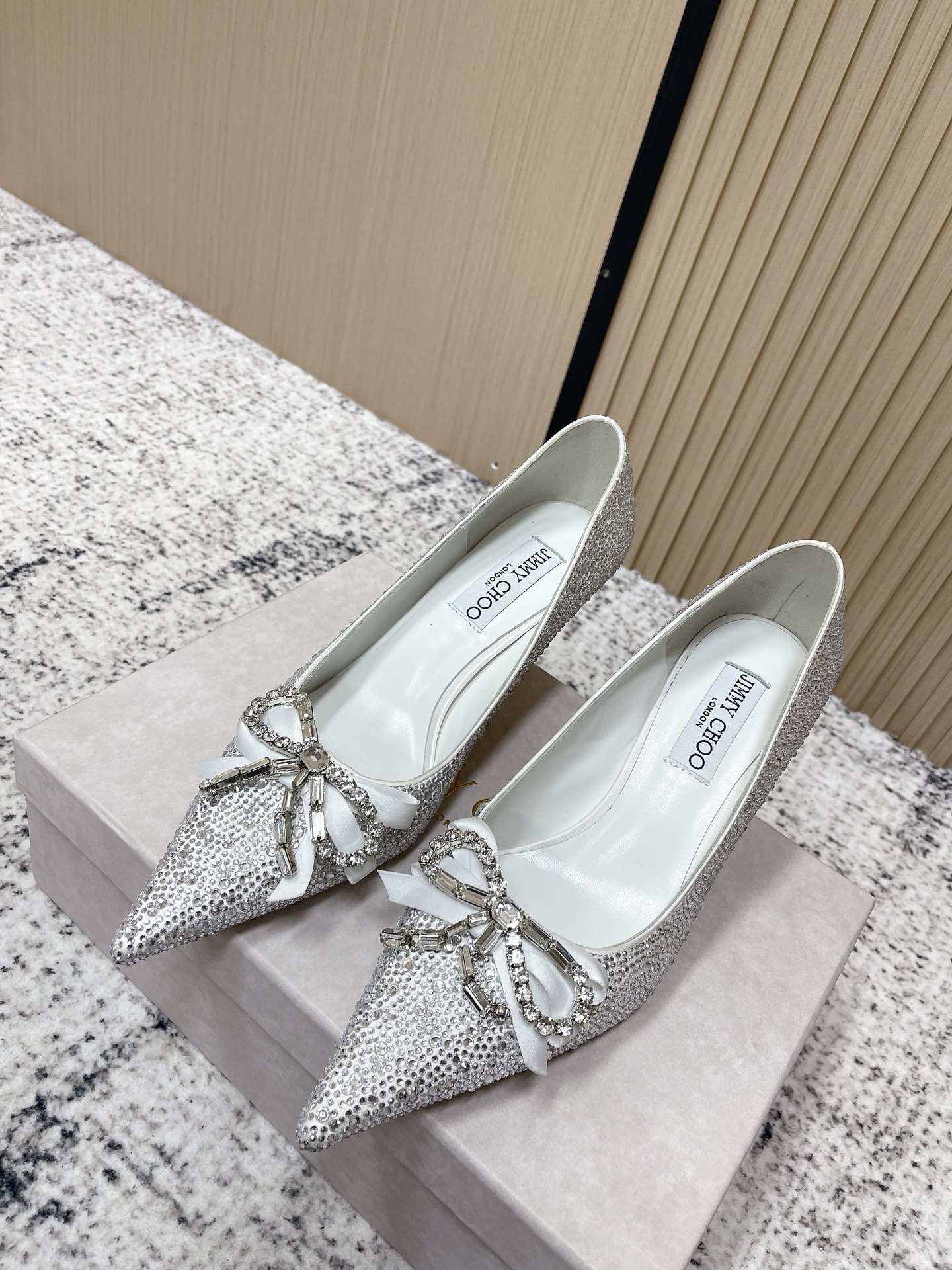 NO:650475,The top version of Jimmy Choo Jimmy Choo 26ss early spring new model, diamond bow, pointed toe, hot diamonds, high heels, blurs the line between shoes and distinctive JC style design. Exquisite and graceful draping, just like wearing an elegant ankle chain for slender feet. There are also many exquisite crystal pendants on the heel line, highlighting the unique shoe shape. The pointed toe is paired with a 7cm slender high heel, which is fashionable and eye-catching and unforgettable. The upper is imported cowhide with open edge beads.  The upper is made of original imported cowhide/diamond, the lining is sheepskin, the heel height is 7cm, the sole is original custom-made Italian leather outsole, size 35-39 (40.41.42 custom-made, non-refundable), high-heeled shoes, jimmy choo, jimmy choo, high heels, cowhide, sheepskin, Leather soles19860909顶级版本 Jimmy Choo 吉米周 26ss早春新款 钻饰蝴蝶结 尖头 烫钻 高跟鞋 模糊鞋履与之间的界线 鲜明 JC 风格设计. 精美上优美悬垂,宛如为纤足戴上优雅踝链. 另有多颗精美水晶垂饰后跟线,突显别致鞋型,尖头配以7厘米纤细高跟,时髦吸睛,令人难以忘怀 鞋面进口牛皮开边珠格力特 鞋面采用原版进口牛皮/钻 内里垫脚羊皮 跟高7cm 鞋底原版定制意大利真皮大底 码数35-39（40.41.42定做不退换）,高跟鞋单鞋,jimmy choo,jimmy choo,high heels,cowhide,sheepskin,Leather soles,Women's Shoes