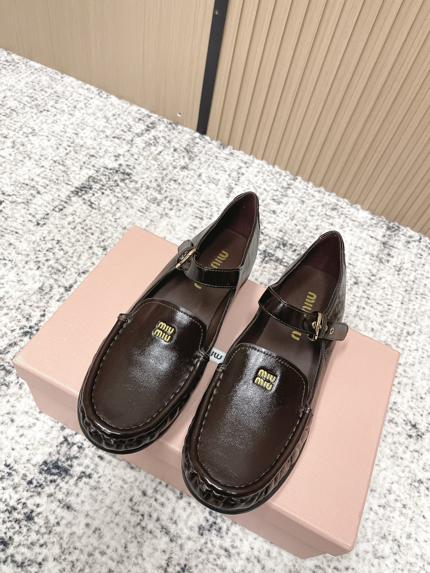 NO:650469,Purchasing-grade Miumiu 2026 early spring new Miumiu retro Mary Jane loafers!  When the girly feel collides with the retro texture, this pair of shoes is the mood switch of the autumn and winter wardrobe, a daily versatile brand for sweet and cool girls. The 'MIU MIU' logo is stamped on the toe and the one-word buckle. The classic silhouette of the retro Mary Jane hides the brand's unique girly feeling; the hand-made pleated stitching on the edge of the shoe brings relaxation into every step. The upper is imported vegetable oil cowhide, and the inner sheepskin outsole is rubber outsole.  Size35-40 (40 is custom-made and cannot be returned or exchanged), single shoes, miumiu, loafers, mary jane, cowhide, sheepskin19860909代购级 Miumiu2026早春新款 缪缪 复古玛丽珍乐福鞋！ 当少女感碰撞复古肌理,这双鞋就是秋冬日衣橱的氛围开关,甜酷女孩的日常百搭牌.鞋头烫金“MIU MIU”标识+一字扣带,复古玛丽珍的经典轮廓里,藏着品牌独有的娇俏少女感；鞋边手工褶皱缝线,把松弛感揉进每一步. 鞋面进口植油牛皮 内里羊皮 大底橡胶大底 Size35-40（40定做不退换）,单鞋,miumiu,loafers,mary jane,cowhide,sheepskin,Women's Shoes