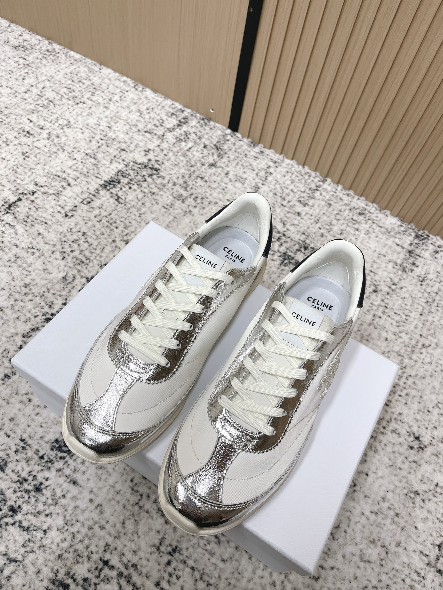 NO:692729,The top version of Celine Celine 2026 spring and summer latest Racer Forrest shoes sports shoes. Many celebrity fashion bloggers have planted grass. The design of Forrest Gump shoes is classic and never goes out of style. It is cool and versatile. Whether it is sports style or casual wear for daily outings, it can be perfectly adapted and easily improve the texture of the overall look. Moreover, the design of this pair of shoes is very suitable for the foot shape, walking will not tire your feet. It is also very breathable for spring and summer wear and will not make you sweat.  Whether you are going shopping, traveling or doing sports, it can be your best match. High mercerized cowhide upper with breathable fabric. Original private model outsole. Size 35-40 (customized for 40), casual shoes/sports shoes, celine, celine, sneakers, cowhide19860909顶级版本 赛琳 CELINE 思琳 2026春夏最新款Racer 阿甘鞋 运动鞋  超多明星时尚博主种草 阿甘鞋鞋型设计经典永不过时 酷帅又百搭无论是运动风穿搭 还是日常出街的休闲装,它都能完美适配,轻松提升整体造型的质感 而且这双鞋的设计很贴合脚型,走路不累脚,春夏穿着也很透气,不会闷汗 不管你是去逛街、旅行还是运动,它都能成为你的最佳搭子 鞋面高丝光牛皮拼接透气布 原版私模大底 Size35-40（40定做）,休闲鞋/运动鞋,celine,celine,sneakers,cowhide,Women's Shoes