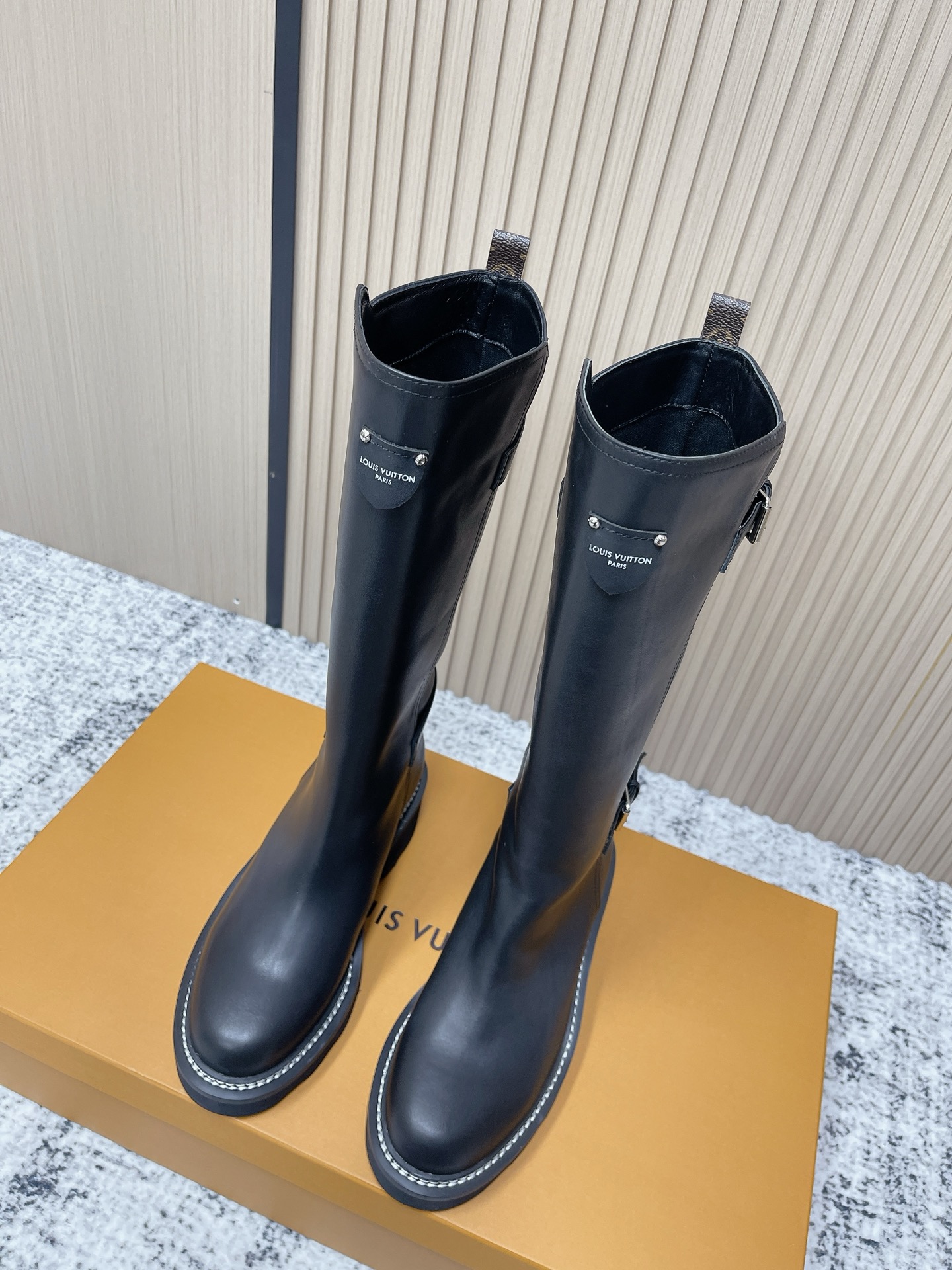 NO:650463,Top version Louis Vuitto Louis Vuitton LV Archlight classic Skate knight boots Your LV outfit to share today Louis Vuitton Original purchase and development Make goods Original purchase and development Make goods This LV Archlight sneaker is made of cow leather and has a fun configuration. The double laces are embellished with Louis Vuitton logo beads. The wide tongue and wavy outsole establish recognition, both decorated with the LV Circle logo. Fabric: Cowhide  Lining wool/breathable mesh soles original molded genuine Size: Women's 35-40 (40. Customized, non-refundable and non-exchangeable), boots, louis vuitton, louis vuitton, louis vuitton, louis vuitton, boots, sneakers, cowhide19860909顶级版本 Louis Vuitto路易斯威登LV驴牌Archlight经典Skate骑士靴你的LV穿搭今日分享 Louis Vuitton 原版购入开发 做货 原版购入开发 做货 本款 LV Archlight 运动鞋出自 以牛皮革裁成妙趣构型.双鞋带点缀路易威登标识串珠.宽大鞋舌和波浪形外底树立辨识度,二者均饰有 LV Circle 标识 面料: 牛皮 内里羊毛/透气网 鞋底原版开模正版 Size: 女款35-40（40.定制不退不换）,靴子,louis vuitton,louis vuitton,louis vuitton,louis vuitton,boots,sneakers,cowhide,Women's Shoes