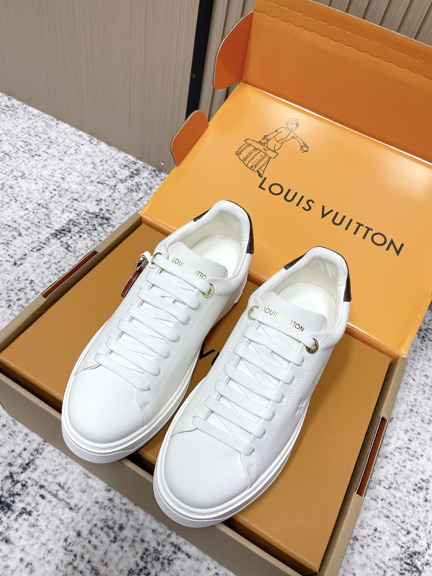NO:652659,The top version of Lv Louis vui...tton ss 2026 new arrival~ L's classic thick-soled sneakers 2026 spring and summer new version. The charms are too cute. This Time Out sneaker is made of calfskin, with a heart logo on the side illuminated with dazzling luster. The inscribed eyelets and rear metallic leather trim are rich in details, and the thickened rubber outsole blooms with Monogram flowers.  Size 35-41 (40.41 customized), casual shoes/sports shoes, louis vuitton, louis vuitton, louis vuitton, sneakers, cowhide19860909顶级版本 Lv Louis vui……tton ss 2026 new arrival～ L家经典厚底运动鞋2026春夏新版面 挂饰也太可爱啦吧 本款Time Out 运动鞋取材小牛皮,以耀眼光泽点亮侧面心标识.铭纹孔眼和后部金属质感皮革饰边丰富细节,加厚橡胶外底绽放 Monogram 花卉. 码数35-41（40.41定做）,休闲鞋/运动鞋,louis vuitton,louis vuitton,louis vuitton,sneakers,cowhide,Women's Shoes