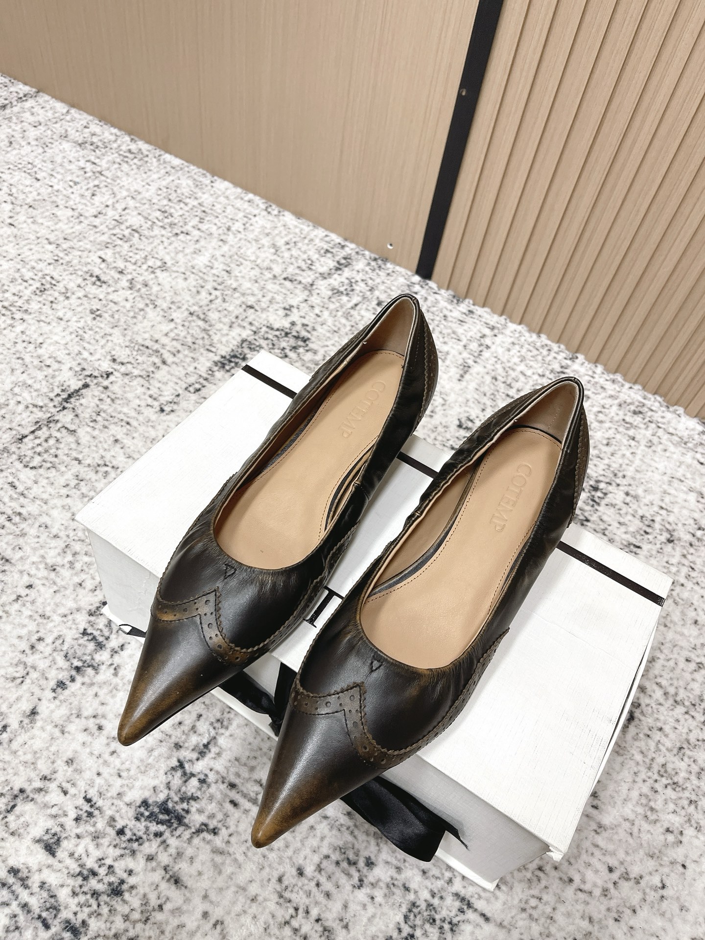 NO:652643,Top version Cotemp niche trendy brand 26ss early spring new style retro rivet brogue cat heel single shoe pointed toe cat heel shoe series is a more special model, made of calfskin material. The whole pair of shoes exudes a scattered metallic luster. The pseudo-hand nailing process is used to ensure that the upper can be evenly covered and has a great sense of layering, making it very gorgeous and flexible when walking.  The flat and narrow design of pointed-toe shoes starts from the sole of the foot and gradually narrows from wide to better wrapping the foot!  The upper is made of original imported calfskin, the lining is sheepskin, the heel height is 3cm/flat sole, the sole is original custom-made Italian leather outsole, the size is 35-39 (40 is custom-made, non-refundable), single shoes, cowhide, sheepskin, Leather soles19860909顶级版本 Cotemp 小众潮牌 26ss早春新款 复古铆钉 布洛克 猫跟 单鞋 尖头猫跟鞋系列中较为特别的款,采用小牛皮材质 整双鞋履散发着错落的金属光泽. 采用拟手工打钉工艺,确保鞋面能均匀覆 极具层次感,行走时十分华丽灵动. 尖头鞋扁窄型的设计,是从脚掌处开始由宽逐渐收窄这样能够更好地包裹足部！ 鞋面采用原版进口小牛皮 内里垫脚羊皮 跟高3cm/平底 鞋底原版定制意大利真皮大底 码数35-39（40 订做不退换）,单鞋,cowhide,sheepskin,Leather soles,Women's Shoes