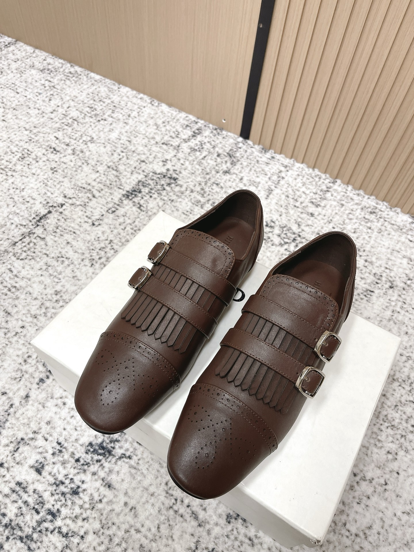 NO:652635,Top version HIDEMI 26 spring and summer new retro tassel buckle Monk shoes, Baroque loafers, carved small leather shoes, British retro, Baroque carved elements, beautiful and rustic!  Cool street!  Astonishing!  This is a brand that uses the best materials to create a minimalist style. The very careful craftsmanship has gained a large number of fans. They are light and comfortable, not heavy, soft and comfortable. They are classic commuter Mengke shoes. The seemingly simple craftsmanship is not simple at all. The uppers are hand-stitched and full and three-dimensional, not too much, not too little, just right. The texture of the whole pair of shoes is natural and three-dimensional, round and loose. The key is very light. It is a pleasure to put on the feet. It looks good with any clothes!  Cowhide upper, sheepskin lining, molded non-slip rubber outsole, size 35-39 (40. Customized, non-refundable), leather shoes, loafers, cowhide, sheepskin19860909顶级版本 HIDEMI 26春夏新款复古流苏搭扣孟克鞋巴洛克乐福鞋雕花小皮鞋 英伦复古、巴洛克雕花元素 又美又飒！酷炸街！惊为天人！ 这是一个用最好的材质来制作极简风的品牌,非常用心的工艺收获了一大波粉丝,轻盈自在不厚重,柔软舒适 经典通勤的孟克鞋～看似简约工艺确一点也不简单,鞋面手工缝制 饱满立体,不多不少刚刚好,视觉及其舒服,整双鞋子天然生成的纹理自然而又立体,圆润宽松,关键很轻,上脚是享受,搭配任何衣服都好看！ 鞋面牛皮 内里垫脚羊皮 鞋底开模防滑橡胶大底 码数35-39（40.定做不退换）,皮鞋,loafers,cowhide,sheepskin,Women's Shoes