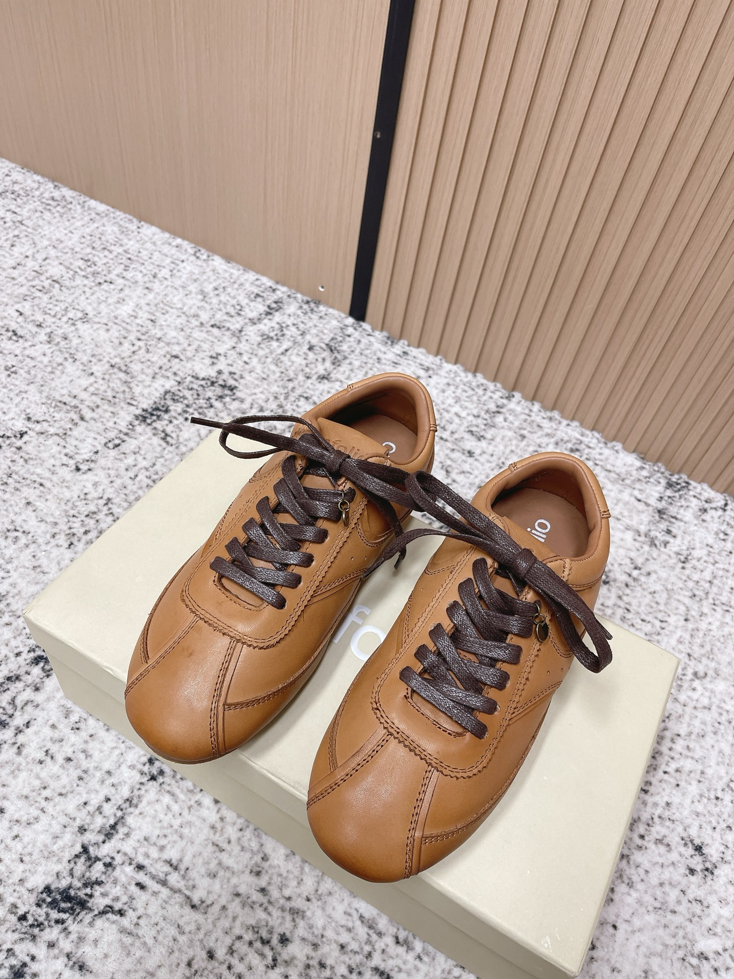 NO:652627,Top version UNFOLIO 26 new spring and summer lace-up casual shoes, moral training shoes, retro Forrest Gump sneakers, retro meets textured leather, a fashionable 'cheating device' for commuters. Delicate suede and crisp leather are available in two materials. Hand-stitching outlines exquisite details. The slip-on design is suitable for all exquisite moments in a hurry - whether it is smart with a suit or retro with a skirt. You can understand what 'lazy high-end sense' means when you put on your feet.  Let you wear an effortless fashionable tone in your daily life. Upper calfskin/high-density canvas. Lining sheepskin. Open-molded rubber outsole. Size 35-39 (40. Customized, non-refundable). Casual shoes/sports shoes, sneakers, skirts, business suit, cowhide, sheepskin, chamois leather19860909顶级版本 UNFOLIO 26春夏新款 系带休闲鞋德训鞋复古阿甘鞋运动鞋 复古撞上质感皮革 是通勤族的时髦“作弊器” 细腻麂皮与挺括皮面双材质可选 手工缝线勾勒出精致细节 一脚蹬设计适配所有赶时间的精致时刻——不管是配西装的干练 还是搭裙装的复古 上脚就懂什么叫“慵懒高级感” 让你在日常里穿出不费力的时髦腔调 鞋面小牛皮/高密度帆布 内里垫脚羊皮 鞋底开模橡胶大底 码数35-39（40.定做不退换）,休闲鞋/运动鞋,sneakers,skirts,business suit,cowhide,sheepskin,chamois leather,Women's Shoes