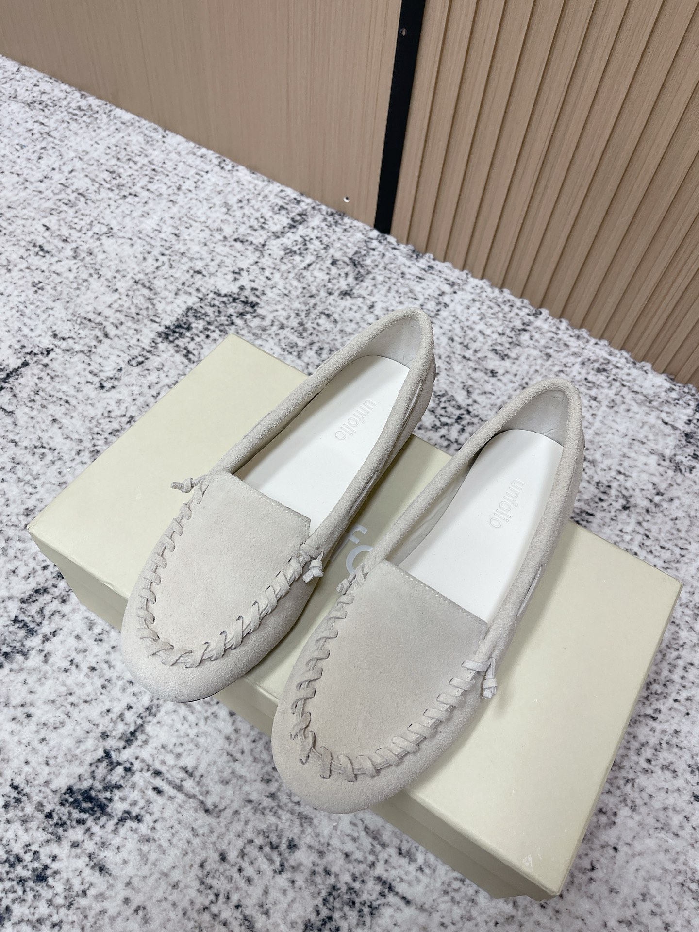 NO:652620,High-quality niche trendy brand UNFOLIO 26 spring and summer new product simple Mary Jane small leather shoes loafers!  ｜ Retro meets textured leather. It is a fashionable 'cheating tool' for commuters. Delicate suede and crisp leather are available in two materials. Hand-stitching outlines exquisite details. The slip-on design is suitable for all exquisite moments in a hurry - whether it is a smart suit or a retro dress. You can understand what 'lazy high-end' means when you put on your feet, allowing you to wear an effortless fashionable tone in daily life. The upper is imported calfskin/sheep suede.  Inner foot pads, imported sheepskin, original molded rubber outsole, size: 35-41 (40. Non-refundable), loafers, loafers, mary jane, skirts, business suit, cowhide, sheepskin, chamois leather19860909高品质 小众潮牌 UNFOLIO 26春夏新品简易玛丽珍小皮鞋乐福鞋单鞋！｜ 复古撞上质感皮革 是通勤族的时髦“作弊器” 细腻麂皮与挺括皮面双材质可选 手工缝线勾勒出精致细节 一脚蹬设计适配所有赶时间的精致时刻——不管是配西装的干练 还是搭裙装的复古 上脚就懂什么叫“慵懒高级感” 让你在日常里穿出不费力的时髦腔调 鞋面进口小牛皮/羊反绒 内里垫脚进口羊皮 原版开模橡胶大底 码数:35-41（40.定不退换）,乐福鞋,loafers,mary jane,skirts,business suit,cowhide,sheepskin,chamois leather,Women's Shoes