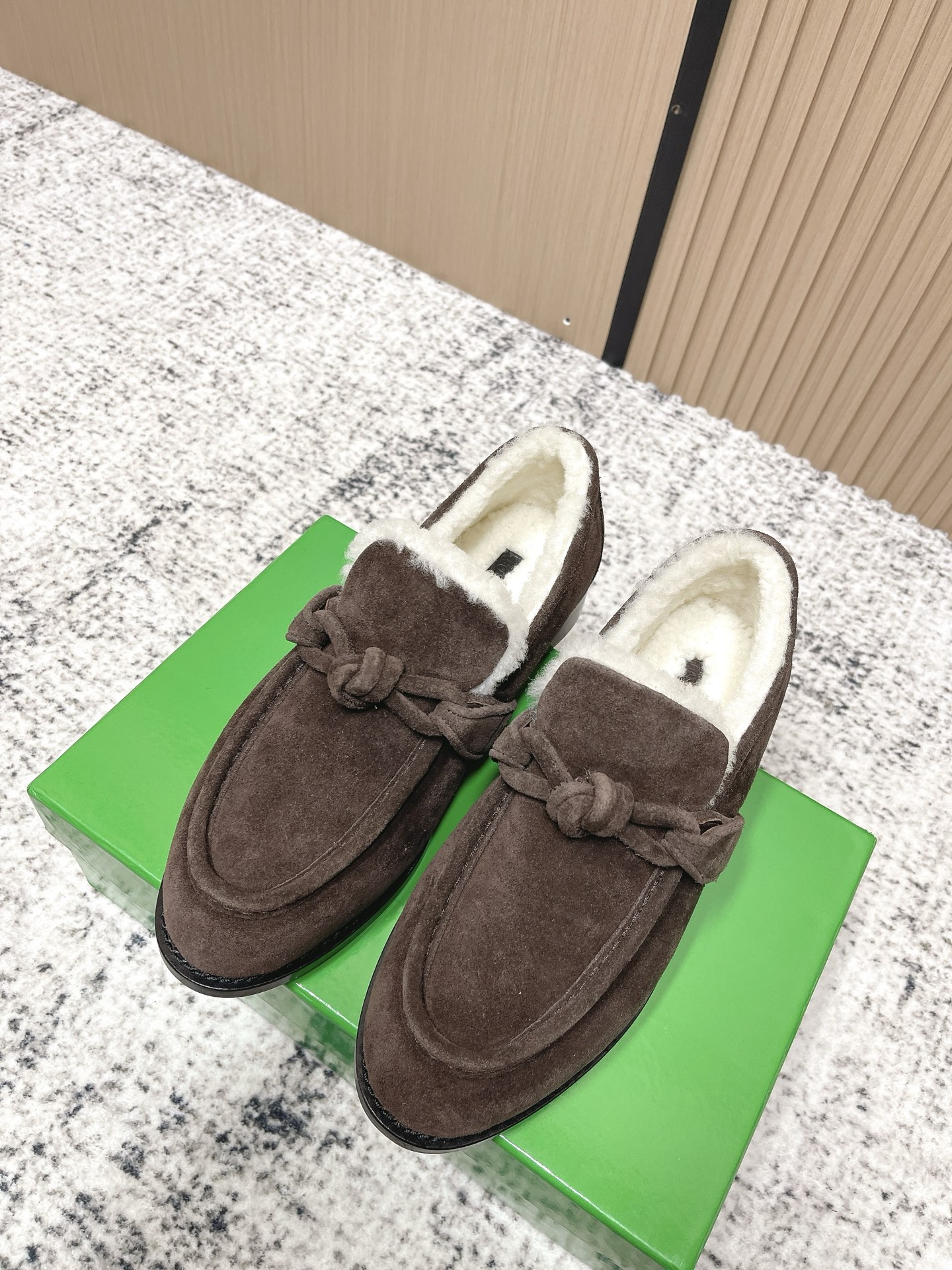 NO:652611,Top version: Bottega Veneta 25AW autumn and winter BV loafers with wool lining, iconic metal knots, old money style, exquisite flat soles, carefully designed, never sloppy, durable and comfortable, the upper material is made of high-quality frosted cowhide, the lining of the feet is real lamb wool lining, Italian thickened genuine leather outsole, size 35-39 (40. Customized), loafers fur shoes, Bottega Veneta, Bottega  veneta,loafers,cowhide,Leather soles19860909顶级版本: Bottega Veneta 25AW秋冬BV乐福鞋羊毛里 标志性金属质感绳结 老钱风拿捏的妥妥的 精致平底用心设计 绝不马虎 耐穿舒适 鞋面材质选用优质磨砂牛皮 垫脚内里真羊羔毛内里 意大利加厚真皮大底 码数35-39（40.定做）,乐福鞋毛毛鞋,bottega veneta,bottega veneta,loafers,cowhide,Leather soles,Women's Shoes