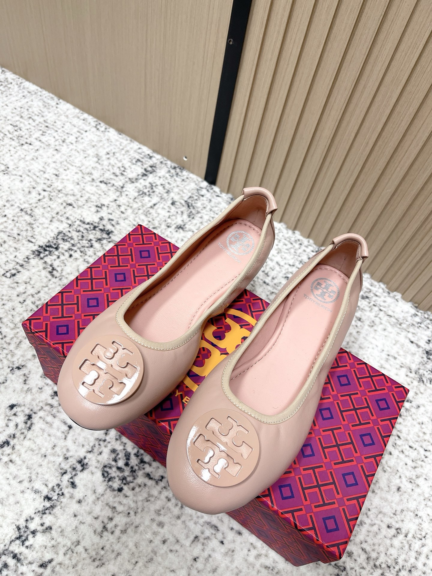 NO:653097,Purchasing-grade Tory Burch classic multi-color round buckle flat styles are here!  A must-have in every woman’s shoe wardrobe!  TB, simple and elegant design style, matched with TB special metal buckle, more classic!  Match it with you to show your personal charm. This style is also an evergreen style. It is versatile, easy to wear, and easy for everyone to control. The soft and delicate Italian imported fabric allows you to completely release your feet. The inner padding is cowhide, simple and low-key luxury. TB shoes are a rare pedicure style and have a delicate upper foot. Size35-39 (40 orders are not returnable), single shoes, burberry, cowhide19860909代购级 Tory Burch 经典多色圆扣平跟款到货！女人鞋柜里必备的一款！ TB ,简单大方的设计的款式,TB专用的金属扣搭配,更经典！随你搭配,彰显个人魅力 这个款也是常青款了,很百搭,很好穿,人人好驾驭. 柔软细腻的意大利进口面料让你完全释放双脚,内里垫脚牛皮,简单低调的奢华 tb鞋难得的修脚款 上脚秀气 Size35-39（40订做不退换）,单鞋,burberry,cowhide,Women's Shoes