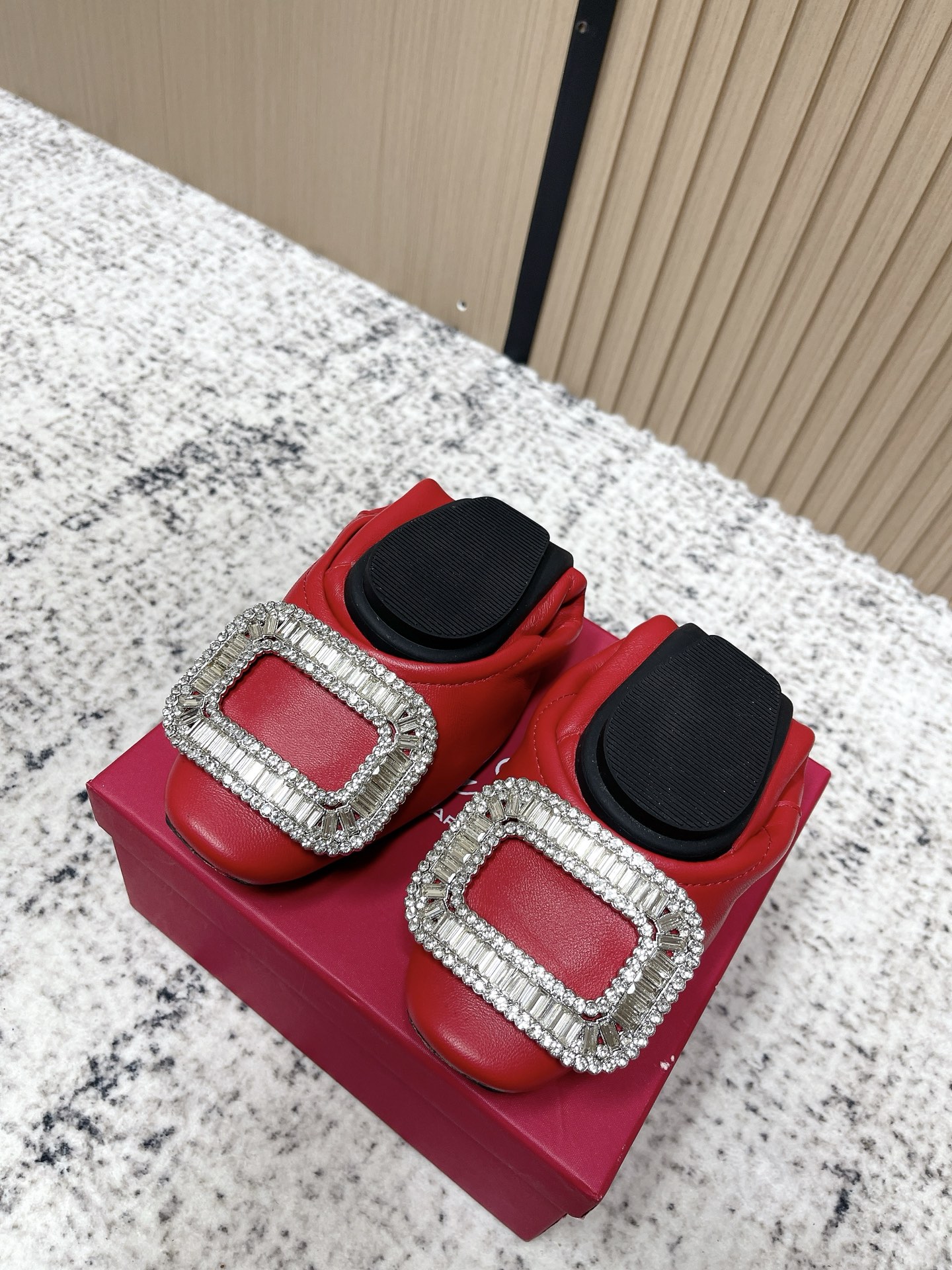 NO:653091,Purchasing agent level * RV25's latest white C-position diamond buckle Mary Jane shoes!  The French retro style is so charming and catches your eye at first glance. It is both white and elegant. It has a feminine touch whether it is paired with a skirt or jeans. The flat-soled ballet shoes that are stable for walking and showing leg length continue the essence of elegance and convey the hot love. Everyone can't put it down with the snowflake diamond buckle sandals. Meet everyone's needs. Vivi's always beautiful and moving soft leather with classic and generous buckles easily presents a summer romantic style, hiding a full red heart, and overflowing with passion every step of the way. Material: imported sheepskin, imported sheepskin lining  Original rubber outsole, size 35-40 (40. customized), single shoes, sandals, mary jane, skirts, jeans, sheepskin19860909代购级 * RV25最新款显白c位钻扣玛丽珍单鞋！ 法式复古感好迷人一眼就相中,显白又显优雅气质~无论是搭配裙装还是牛仔裤都hin有女人味~平底走路稳稳的显腿长芭蕾舞鞋 延续优雅精髓,传递炙热爱意~雪花钻扣凉鞋大家爱不释手.满足大家需求 一贯vivi家唯美动人柔软皮革搭配经典大方扣轻松呈现夏日浪漫风情暗藏饱满红心,步步浓情四溢 材质:进口羊皮 内里进口羊皮 鞋底原版橡胶大底 码数35-40（ 40.定制）,单鞋,sandals,mary jane,skirts,jeans,sheepskin,Women's Shoes