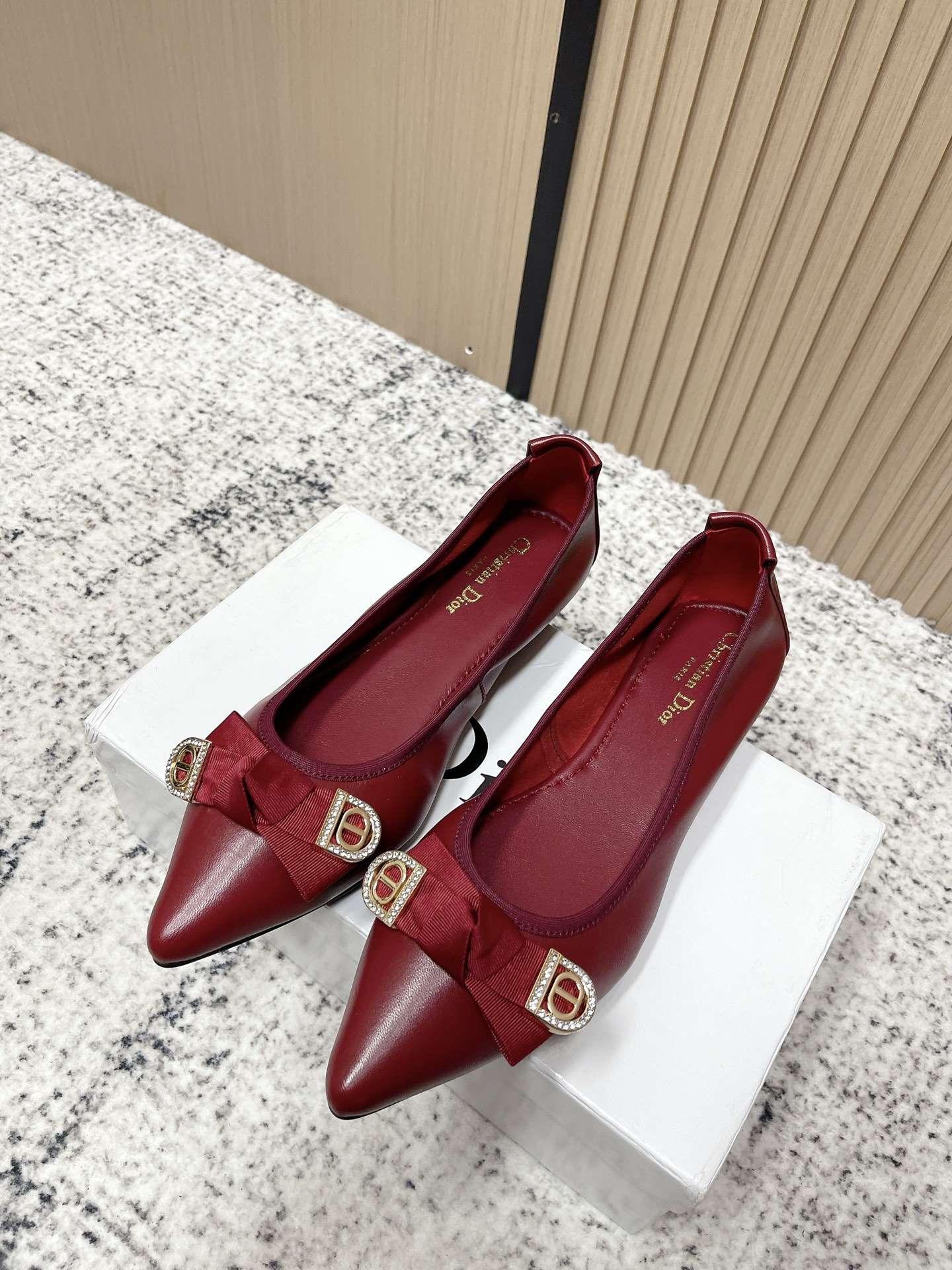 NO:653079,Top version Dior/Dior 26 new products CD metal diamond buckle pointed toe flat shoes pointed toe single O soft and neat small pointed toe comes with high-end, super correct version and great modification of the foot shape, fashionable and temperament to highlight the personal charm of women! It is simply a must-have matching item for the wardrobe, and it is beautiful when paired with skirts and trousers! Size 35-39 (40 customized), single shoes, dior, dior, skirts19860909顶级版本 Dior/迪奥 26新品 CD金属钻扣 尖头 平底 单鞋 尖头单O柔颯利落的小尖头自带高级,版型超正且巨修饰脚型,时尚又气质彰显女性个人魅力!简直就是衣橱必备的搭配单品,搭配裙子和裤子”都是美美哒！ size35-39（40定制）,单鞋,dior,dior,skirts,Women's Shoes