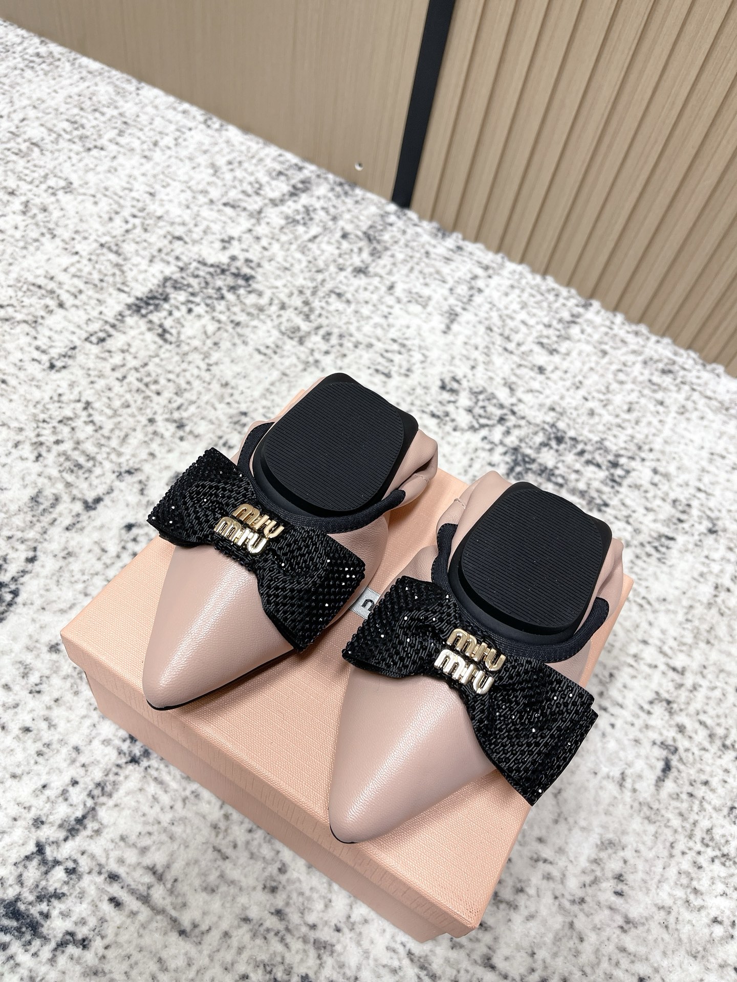 NO:653085,Purchasing-grade MiuMiu/Miu Miu 26ss new flat-soled pointed-toe Mary Jane shoes. A very low-key shoe. It is smart and reduces age. The upper leg is long and high-end. The comfort is also perfect. It is super suitable for daily wear. Easy to put on and take off. Imported sheepskin for the upper. Imported sheepskin for the lining. Imported sheepskin for the feet. Original rubber outsole. Size 35-39 (40. Customized, non-refundable). Single shoes, miumiu, mary jane, sheepskin19860909代购级  MiuMiu/缪缪26ss新款平底尖头玛丽珍单鞋 非常低调的一款单鞋 乖巧减龄 上脚显腿长又高级 舒适度也做到完美 日常穿着超级合适 穿脱方便 鞋面进口羊皮 内里进口羊皮 垫脚进口羊皮 大底原版橡胶大底 码数35-39（40.定做不退换）,单鞋,miumiu,mary jane,sheepskin,Women's Shoes
