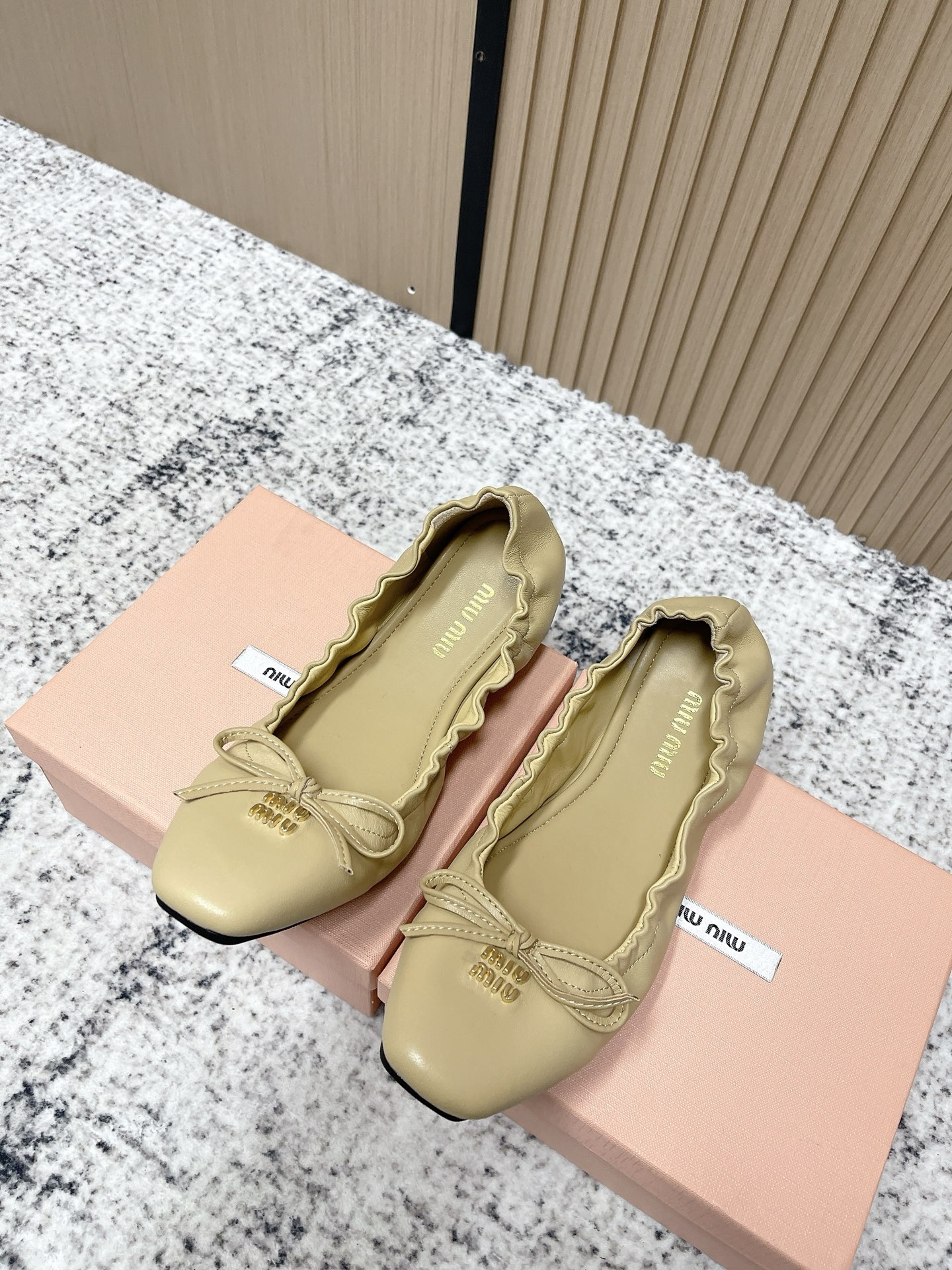 NO:653072,Purchasing-grade MiuMiu/Miu Miu 26ss new flat-soled Mary Jane shoes. A very low-key shoe. They are smart and age-reducing. The upper leg is long and high-end. The comfort is also perfect. It is super suitable for daily wear. Easy to put on and take off. Imported sheepskin for the upper. Imported sheepskin for the lining. Imported sheepskin for the feet. Original rubber outsole. Size 35-39 (40. Customized and non-refundable). Single shoes, miumiu, mary jane, sheepskin19860909代购级  MiuMiu/缪缪26ss新款平底玛丽珍单鞋 非常低调的一款单鞋 乖巧减龄 上脚显腿长又高级 舒适度也做到完美 日常穿着超级合适 穿脱方便 鞋面进口羊皮 内里进口羊皮 垫脚进口羊皮 大底原版橡胶大底 码数35-39（40.定做不退换）,单鞋,miumiu,mary jane,sheepskin,Women's Shoes