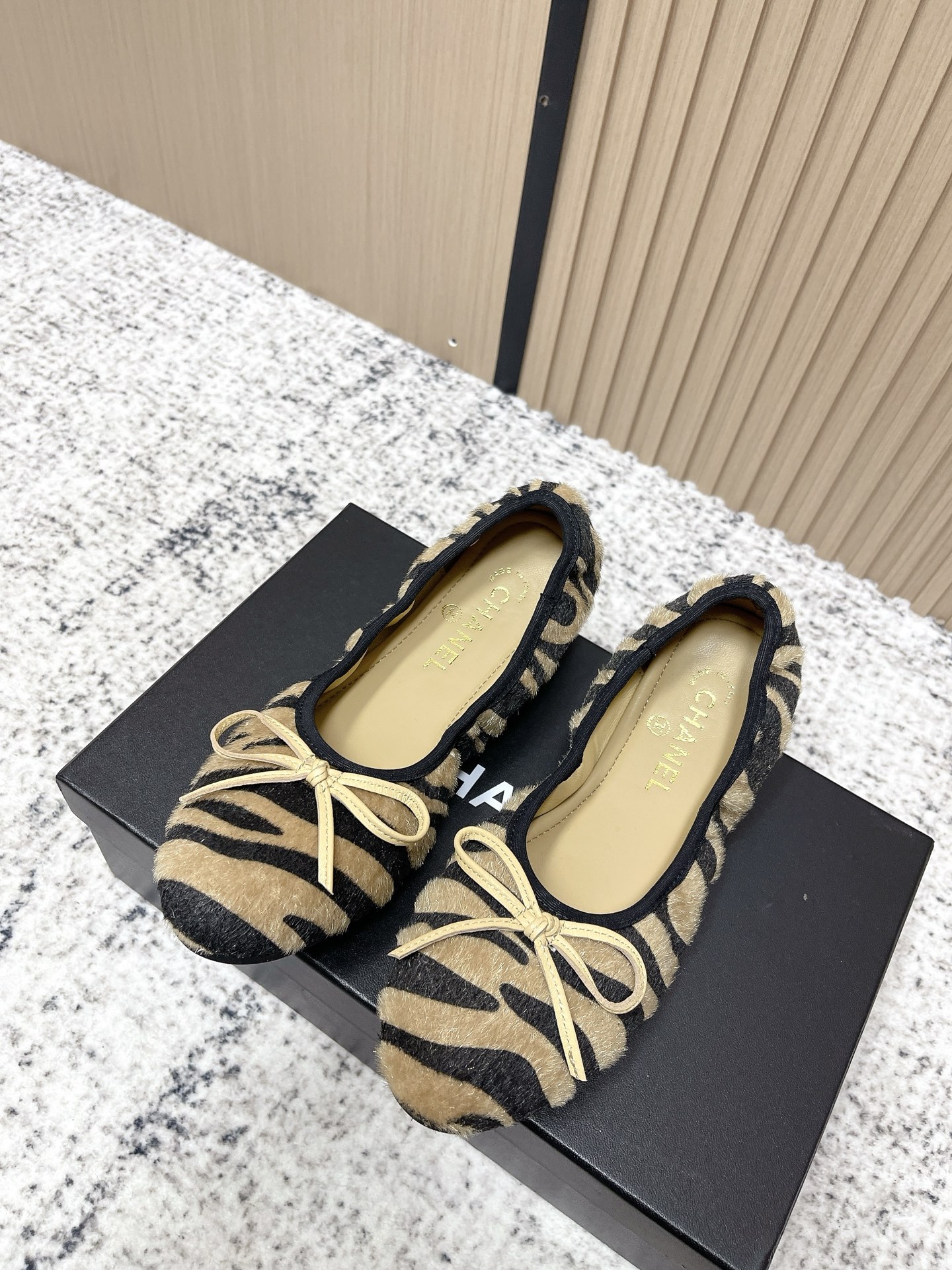 NO:653065,Purchasing agent level CHANE*26s Chanel's new hot-selling Mary Jane shoes are perfectly reserved for your own use!  !  Much more comfortable than the classic Slingback!  Every color is a whitening weapon that makes your feet look whiter! So cute! Another popular fragrance~ Material: original wool, original sheepskin lining, outsole, rubber sole Size: 35-39/(40 customized, non-returnable, non-exchangeable), single shoes, chanel, chanel, mary jane, sheepskin19860909代购级 CHANE*26s小香奈儿新款爆品玛丽珍单鞋妥妥的自留款！！比经典款Slingback舒服太多啦！每个颜色上脚都很显白 的显白利器!好嗲啊!又是火爆的小香~ 材质原版毛 内里原版羊皮 大底橡胶鞋底 码数:35-39/(40定制不退不换),单鞋,chanel,chanel,mary jane,sheepskin,Women's Shoes