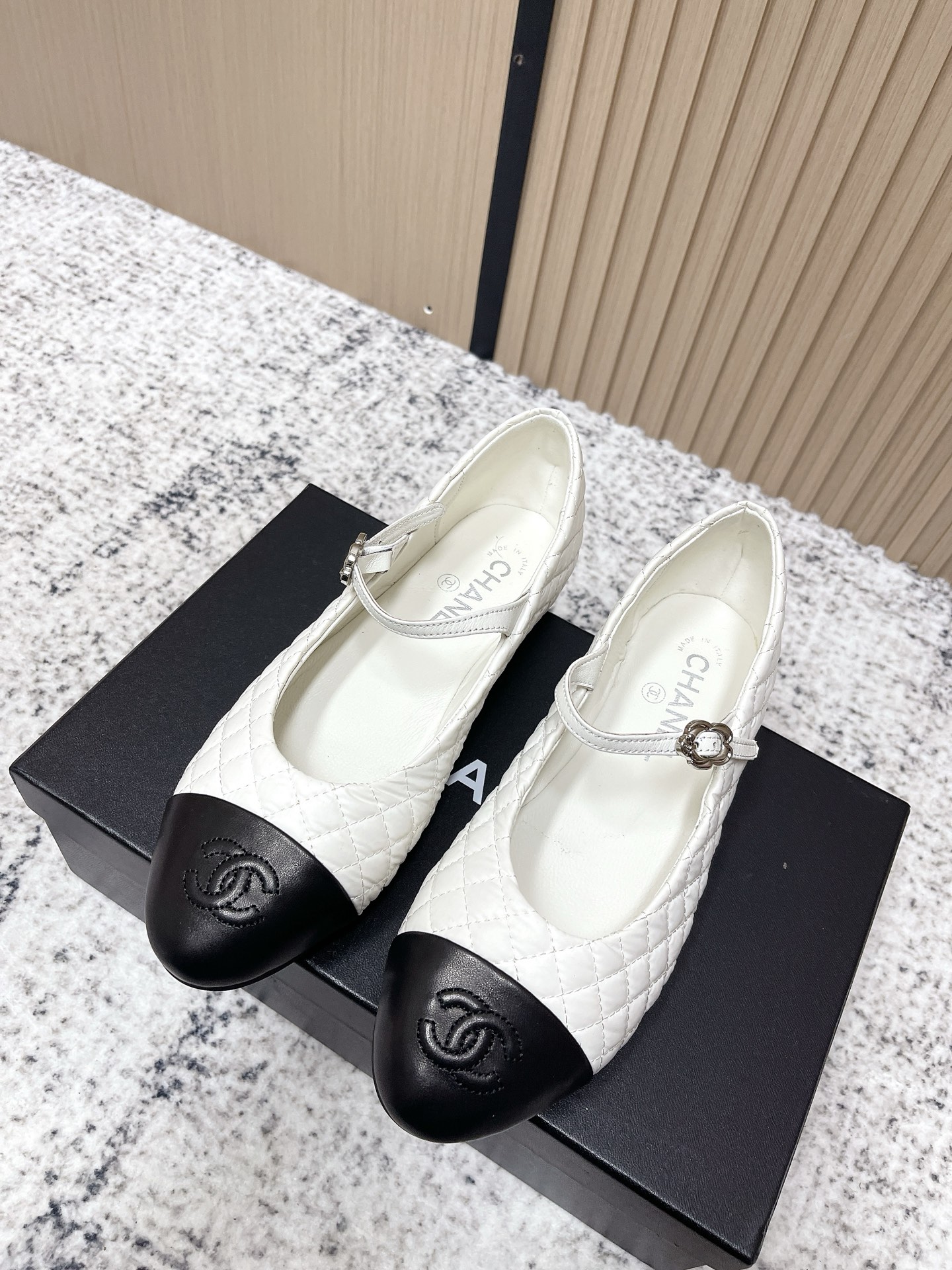 NO:653049,Purchasing agent level CHANE*26s Chanel's new hot-selling Mary Jane shoes are perfectly reserved for your own use!  !  Much more comfortable than the classic Slingback!  Every color is a whitening tool that makes your feet look whiter! So cute! Another hot fragrance~ Material: original grete/sheepskin, original sheepskin lining, outsole, rubber sole, code number: 35-39/(40 customized, non-returnable, non-exchangeable), single shoes, chanel, chanel, mary jane, sheepskin19860909代购级 CHANE*26s小香奈儿新款爆品玛丽珍单鞋妥妥的自留款！！比经典款Slingback舒服太多啦！每个颜色上脚都很显白 的显白利器!好嗲啊!又是火爆的小香~ 材质原版格雷特/羊皮 内里原版羊皮 大底橡胶鞋底 码数:35-39/(40定制不退不换),单鞋,chanel,chanel,mary jane,sheepskin,Women's Shoes