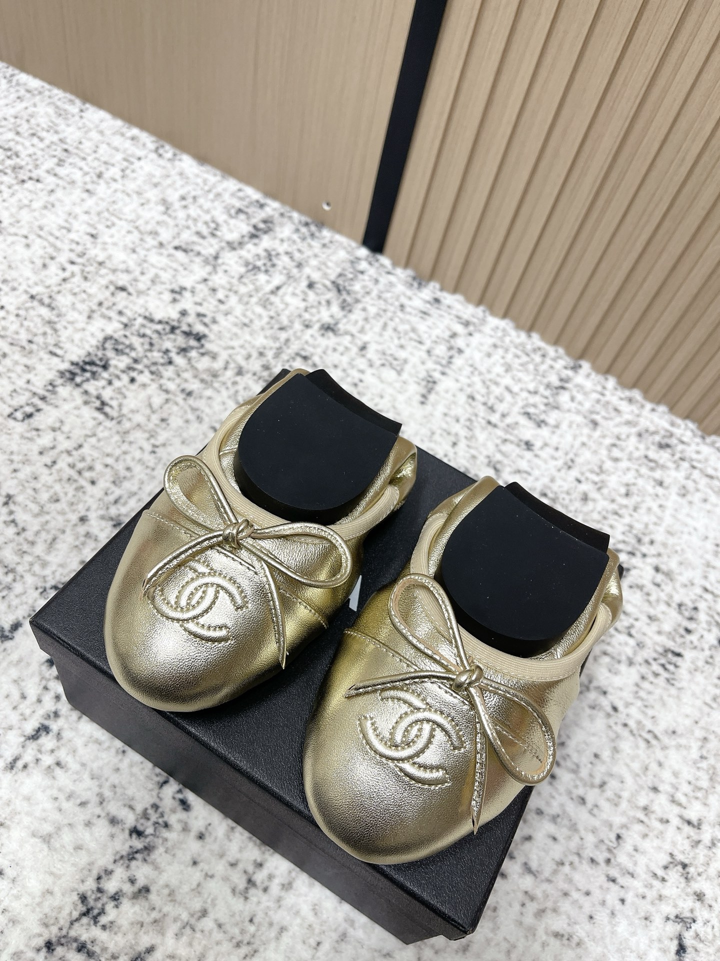 NO:653104,Purchasing agent level CHANE*26s Chanel's new hot-selling Mary Jane shoes are perfectly reserved for your own use!  !  Much more comfortable than the classic Slingback!  Every color is a whitening tool that makes your feet look whiter! So cute! Another popular fragrance~ Material Original sheepskin Original sheepskin lining Outsole Rubber sole Size number: 35-39/(40 customized, non-returnable and non-exchangeable), single shoes, chanel, chanel, mary jane, sheepskin19860909代购级 CHANE*26s小香奈儿新款爆品玛丽珍单鞋妥妥的自留款！！比经典款Slingback舒服太多啦！每个颜色上脚都很显白 的显白利器!好嗲啊!又是火爆的小香~ 材质原版羊皮 内里原版羊皮 大底橡胶鞋底 码数:35-39/(40定制不退不换),单鞋,chanel,chanel,mary jane,sheepskin,Women's Shoes