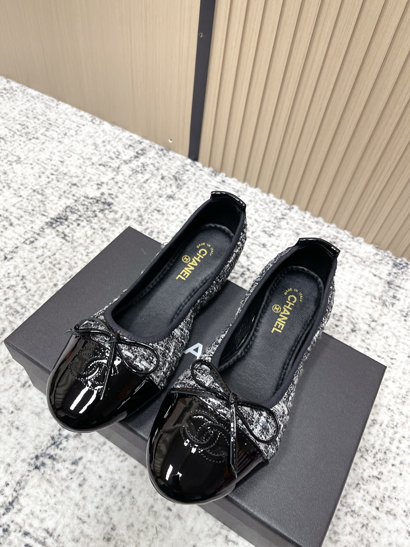 NO:653042,Purchasing agent level CHANE*26s Chanel's new hot-selling Mary Jane shoes are perfectly reserved for your own use!  !  Much more comfortable than the classic Slingback!  Every color is a whitening tool that makes your feet look whiter! So cute! Another popular fragrance~ Material Original fabric Original sheepskin lining Outsole Rubber sole Code number: 35-39/(40 customized, non-refundable and non-exchangeable), single shoes, chanel, chanel, mary jane, sheepskin19860909代购级 CHANE*26s小香奈儿新款爆品玛丽珍单鞋妥妥的自留款！！比经典款Slingback舒服太多啦！每个颜色上脚都很显白 的显白利器!好嗲啊!又是火爆的小香~ 材质原版布料 内里原版羊皮 大底橡胶鞋底 码数:35-39/(40定制不退不换),单鞋,chanel,chanel,mary jane,sheepskin,Women's Shoes