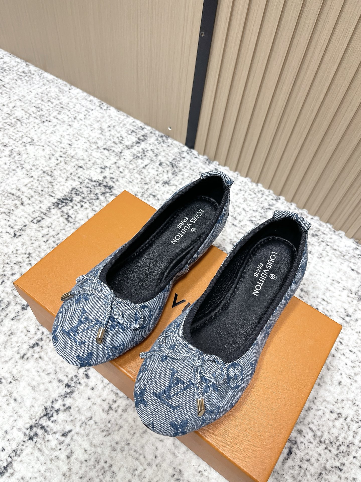 NO:653092,Purchasing-grade, fashionable must-have LV Louis Vuitton shoes, a new luxury experience. Today I would like to recommend a beautiful Louis Vuitton shoe to you!  It uses a high-grade rubber sole, which makes your feet feel comfortable, and every step feels like you are walking on the clouds. The high-end lasting technology makes your feet feel comfortable and unparalleled!  Wear this pair of Louis Vuitton shoes and become the fashion focus on the street, showing off your elegant taste!  Fabric imported denim, breathable sheepskin lining, rubber outsole, size 35-40 (customized for 40), single shoes, louis vuitton, louis vuitton, sheepskin19860909代购级 时尚必备 LV路易威登单鞋,奢华新体验 今天给大家推荐一款路易威登的绝美单鞋！ 它采用高档橡胶底,脚感舒适,每一步都仿佛走在云端. 高端的套楦工艺,脚感舒适无敌！ 穿上这双路易威登单鞋,成为街头的时尚焦点,彰显您的高雅品味！ 面料进口牛仔 内里透气羊皮 鞋底橡胶大底 码数35－40(40定做),单鞋,louis vuitton,louis vuitton,sheepskin,Women's Shoes