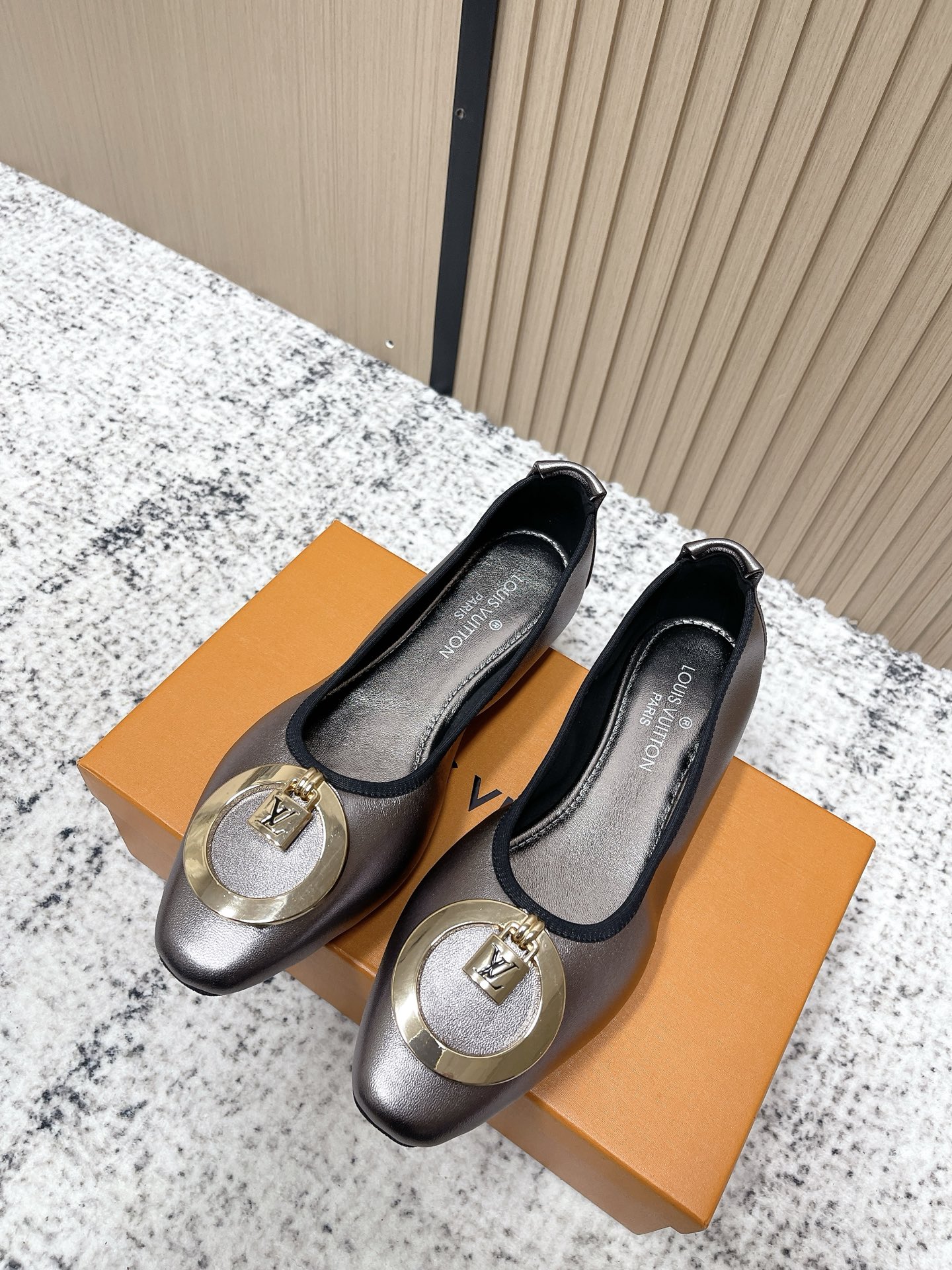 NO:653098,Purchasing-grade, fashionable must-have LV Louis Vuitton shoes, a new luxury experience. Today I would like to recommend a beautiful Louis Vuitton shoe to you!  It uses a high-grade rubber sole, which makes your feet feel comfortable, and every step feels like you are walking on the clouds. The high-end lasting technology makes your feet feel comfortable and unparalleled!  Wear this pair of Louis Vuitton shoes and become the fashion focus on the street, showing off your elegant taste!  Fabric imported sheepskin, breathable sheepskin lining, rubber outsole, size 35-40 (customized for 40), single shoes, louis vuitton, louis vuitton, sheepskin19860909代购级 时尚必备 LV路易威登单鞋,奢华新体验 今天给大家推荐一款路易威登的绝美单鞋！ 它采用高档橡胶底,脚感舒适,每一步都仿佛走在云端. 高端的套楦工艺,脚感舒适无敌！ 穿上这双路易威登单鞋,成为街头的时尚焦点,彰显您的高雅品味！ 面料进口羊皮 内里透气羊皮 鞋底橡胶大底 码数35－40(40定做),单鞋,louis vuitton,louis vuitton,sheepskin,Women's Shoes