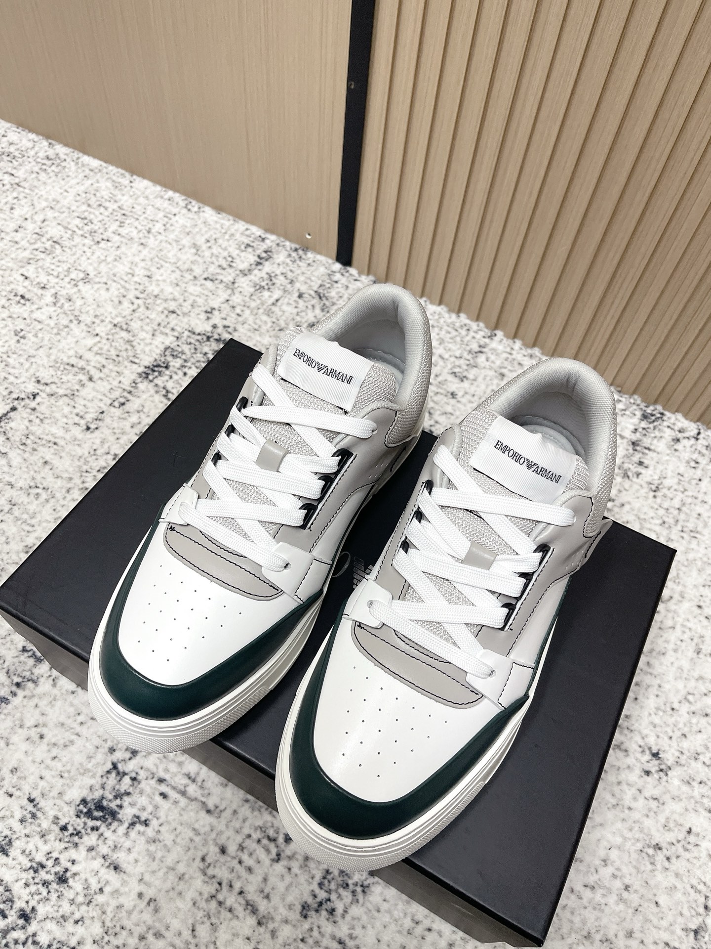 NO:653080,The top version of Armani 25ss, autumn and winter, men's casual white shoes, the main popular model, a world-famous luxury brand, high-end series of sports and leisure men's shoes, has become a never-ending fashion darling with its classic design, classic casual style, imported luxury lining, brand-specific outsole, wear-resistant, lightweight, overall design is harmonious and unified without lacking personality. You deserve it!  Size#39-45 (45 is custom-made and cannot be returned or exchanged), casual shoes/sports shoes, armani, armani, sneakers19860909顶级版本 Armani 阿玛尼 25ss 秋冬季 男款 休闲 小白鞋 主推爆款 世界著名奢侈品牌,高端系列运动休闲男鞋,以经典的设计成为永不落幕的时尚宠儿,经典的休闲造型 采用进口面奢华的内里 品牌专用大底,耐磨,轻便,整体设计和谐统一又不缺乏个性 你值得拥有！ Size#39-45（45订做不退换）,休闲鞋/运动鞋,armani,armani,sneakers,Women's Shoes