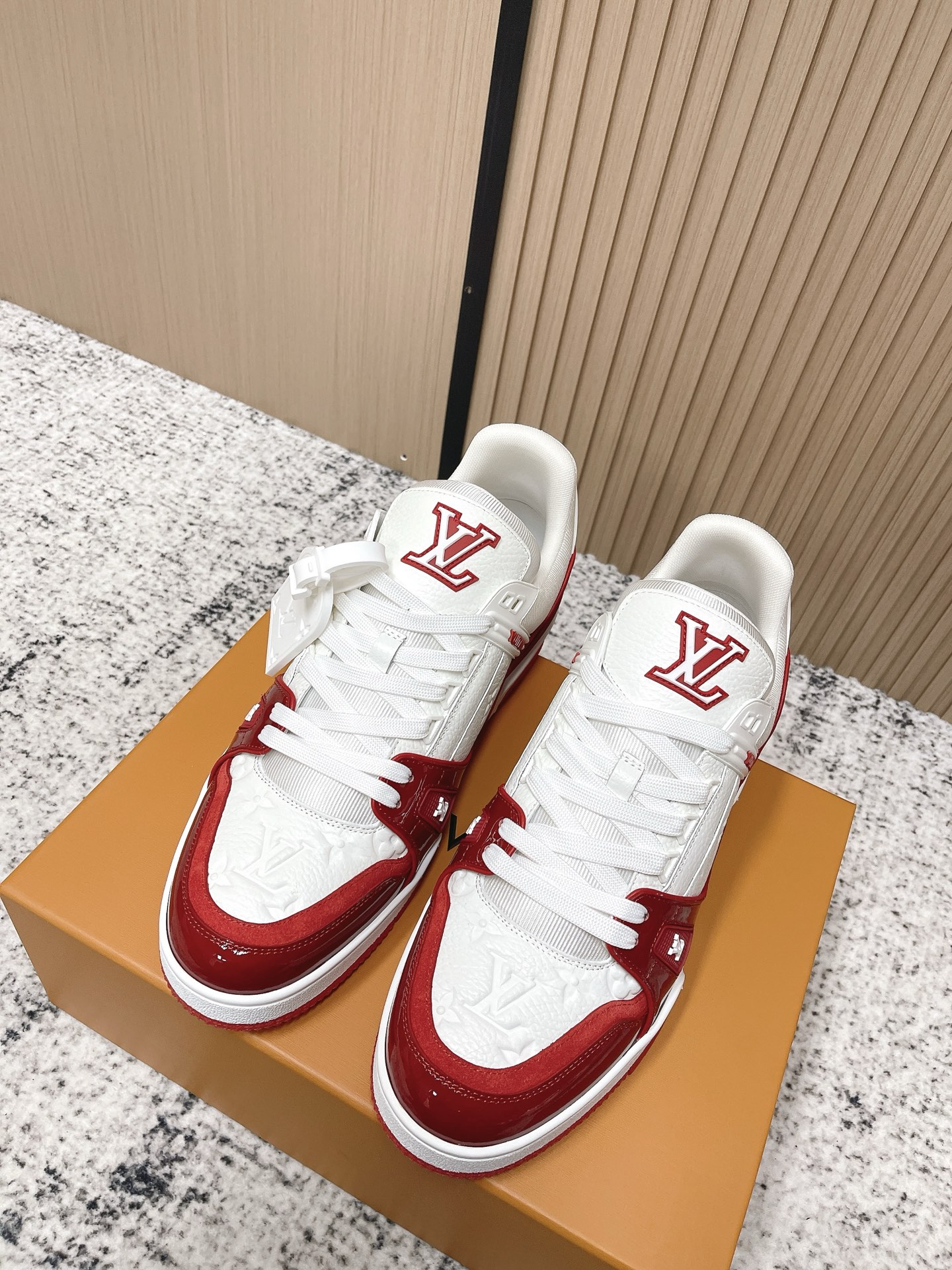 NO:653086,Top version LV trainer for couples~~New upgraded version~~Classic return Couple model, skateboard shoes, basketball shoes, sports shoes... LV new sports series; retro style sense; embraces many classic elements of the family; super handsome~~ Full leather fabric, with LV badge cloth cover, breathable gauze lining, original outsole, original shoe last, more details compared to the real product, perfect and high  size 35-45 (female 40.41 male 45 custom-made), casual shoes/sports shoes, louis vuitton, sneakers19860909顶级版本 情侣款 LV trainer~~全新升级版~~经典回归 情侣款,滑板鞋,篮球鞋,运动鞋…… LV全新运动系列；复古风视感；拥入家族多方面经典原素；超级帅气~~ 全皮革面料,搭配Lv徽章布面,透气纱网内里,原版大底,原版鞋楦,更多细节对比大货实物完美高 size35—45（女40.41男45定做）,休闲鞋/运动鞋,louis vuitton,sneakers,Women's Shoes