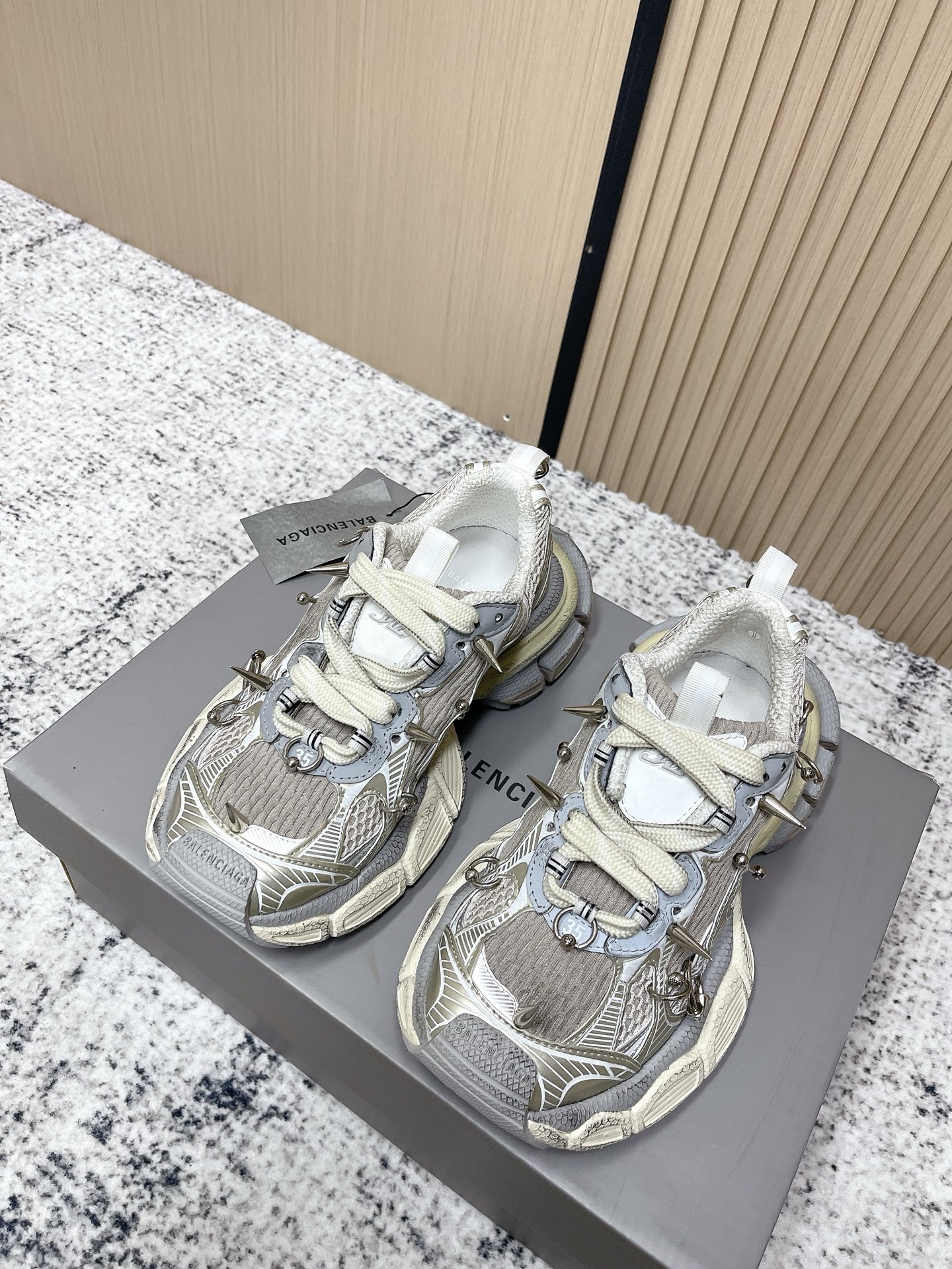 NO:669537,Top Version # | 5 Balenciaga Explodes 3xL Dad Shoes Shipment Continuing the trend of running shoes, old dad shoes, the shoe body is made of polyester fiber, nylon, TPU and polyurethane, taking it to a new level in terms of appearance and comfort and lightness. The heel is decorated with a webbing crotch, the outsole and rear are decorated with Balenciaga logo, the upper is decorated with unity sports icon artwork, and the tongue is decorated with 3B sports icon  Works of art, fabric-lined feet, guaranteed to satisfy you. It’s so dazzling and cool!  Size 35-45 (Female 40.41 Male 45. Customized), dad shoes, balenciaga, balenciaga19860909顶级版本 # | 5 巴黎世家爆闪 3xL老爹鞋出货 延续潮流跑鞋做旧老爹鞋,鞋身由聚酯纤维、尼龙、 TPU 和聚氨酯制成,不管是从外观还是舒适轻盈度都更上一个台阶,后跟饰有织带拉裆,外底和后部饰以 Balenciaga 标识,鞋面饰以 unity sports icon 艺术作品,鞋舌饰以3B sports icon 艺术作品,织物内里垫脚,上脚保证你满意就是这么炫这么酷！ 码数35-45（女40.41男45.定做）,老爹鞋,balenciaga,balenciaga,Women's Shoes