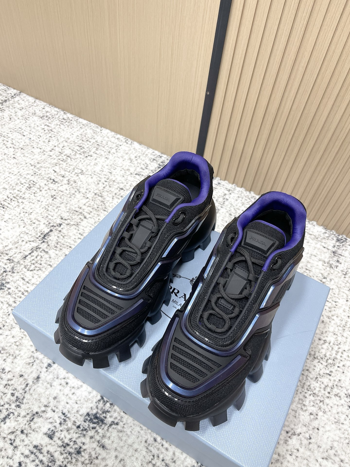 NO:669532,The top version of Prada Thunder men's new robot sneakers is designed to reinterpret Prada men's style with a sculptural design. This knitted fabric Cloudbust Thunder sneaker has a full silhouette and is equipped with a lightweight rubber Oversize rubber thick sole, which is particularly eye-catching. It is equipped with rubber trim and lightweight rubber thick sole, giving it a unique fashion personality. Size...39-45 (45 customized), casual shoes/sneakers, prada,versace,sneakers19860909顶级版本 Prada Thunder男款新品机器人运动鞋 设计以雕塑感设计重新演绎Prada男士风格 这款针织织物Cloudbust Thunder运动鞋廓形饱满 并配有轻质橡胶Oversize 橡胶厚底,格外抢眼 搭配橡胶饰片和轻质橡胶厚鞋底,独具时尚个性 码数…39-45（45定制）,休闲鞋/运动鞋,prada,versace,sneakers,Women's Shoes