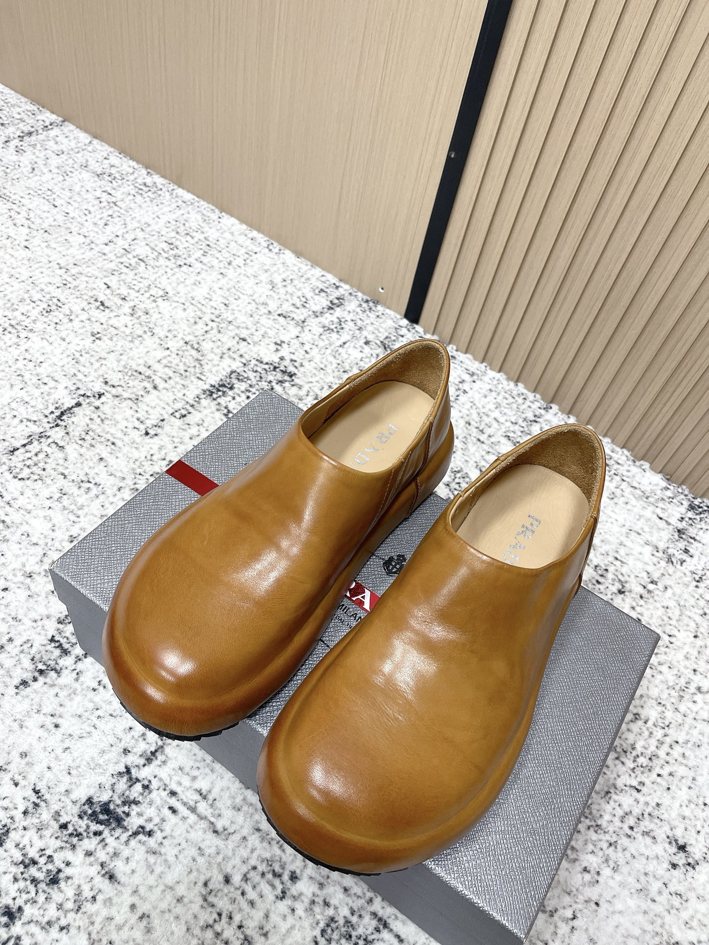 NO:669530,The top version of Prada men's retro thick-soled casual sports shoes. This pair of leather sports soles is so easy to wear!  The upper is made of top-grain calf leather imported from Italy. The hand-scratch pattern design is super textured. The sole is made of ultra-light EPR foam. The front of the shoe retains the formal feel of leather shoes and feels as comfortable as sports shoes. It is very suitable for professionals who walk or stand for a long time. It shows a unique classic charm. Size: 38-44 (38 custom-made), casual shoes/sports shoes, prada, prada, sneakers, cowhide19860909顶级版本 Prada普拉达 男款 复古 厚底 休闲 运动鞋 这双皮面运动底简直好穿到不行！ 鞋面采用意大利进口头层小牛皮 手抓纹工艺设计超有质感 鞋底采用超轻EPR发泡成型底 鞋子正面既保留皮鞋的正式感 脚感又做到了和运动鞋一样的舒适 很适合长时间行走或站立的职场人士 彰显别具一格的经典魅力 Size: 38-44（38定做）,休闲鞋/运动鞋,prada,prada,sneakers,cowhide,Women's Shoes