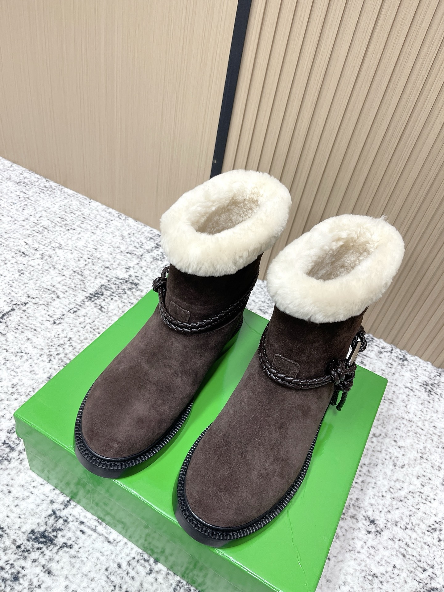 NO:669527,The top version of Bottega Veneta James lambswool boots, knight boots, BV James boots, made of waxed calfskin, super soft lambswool, super warm in autumn and winter!  The upper is made of braided rope + triangular metal buckle, and the recognition is perfect. Italian leather sole + anti-slip rubber on the forefoot, which makes walking stable. The boot shape makes the legs longer. It can be worn with jeans, skirts and suit pants. It is practical and fashionable, and it is a versatile item in autumn and winter!  Size 35-42 (customized at 40.41.42), snow boots,bottega veneta,bottega veneta,boots,skirts,jeans,business suit,cowhide19860909顶级版本 Bottega Veneta James 羊羔毛短靴 骑士靴 BV James短靴,采用打蜡小牛皮 羊羔毛超柔软,秋冬穿超暖！ 鞋面编织绳+三角金属扣,辨识度满分十. 意大利真皮底+前掌防滑橡胶,走路稳稳的.靴型显腿长,牛仔裤、裙装、西装裤都能搭,实用又时髦,秋冬百搭神器！ 35-42码（40.41.42订做）,雪地靴,bottega veneta,bottega veneta,boots,skirts,jeans,business suit,cowhide,Women's Shoes