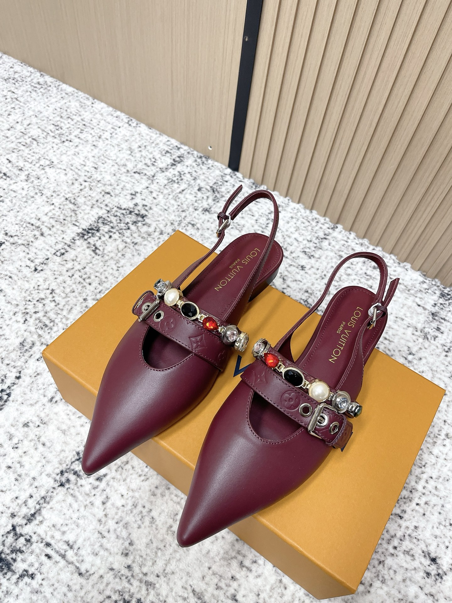 NO:668506,Top version 26ss spring and summer new style LOUIS VUITTON Louis Vuitton LV VIBE gem chain hollow back flat sandals jewelry pointed toe kitten heel high heel sandals This LVVibe slingback high heel is made of shiny Naplak leather to create an avant-garde configuration. The pointed toe design, kitten heel and adjustable back strap create exquisite details. The jewelry texture decoration covering colored stones and the belt-shaped strap embellished with Louis Vuitton inscribed buckle show creativity and ingenuity. Upper cowhide leather  Sheepskin lining, Italian genuine leather outsole, high heels/5.5cm, size 35-41 (40.41 custom made, non-refundable), sandals, louis vuitton, louis vuitton, louis vuitton, sandals, high heels, cowhide, sheepskin, Leather soles19860909顶级版本 26ss春夏新款 LOUIS VUITTON 路易威登 LV VIBE 宝石链条后空平底凉鞋珠宝尖头猫跟高跟凉鞋 本款LVVibe露跟高跟鞋以亮泽Naplak皮革塑造前卫构型.尖头设计,小猫跟与可调节后带构筑考究细节.涵盖有色宝石的珠宝质感装 饰及点缀路易威登铭纹搭扣的腰带造型饰带彰显创意巧思. 鞋面牛皮 内里垫脚羊皮 鞋底意大利真皮大底 跟高平底/5.5cm 码数35-41（40.41定做不退换）,凉鞋,louis vuitton,louis vuitton,louis vuitton,sandals,high heels,cowhide,sheepskin,Leather soles,Women's Shoes