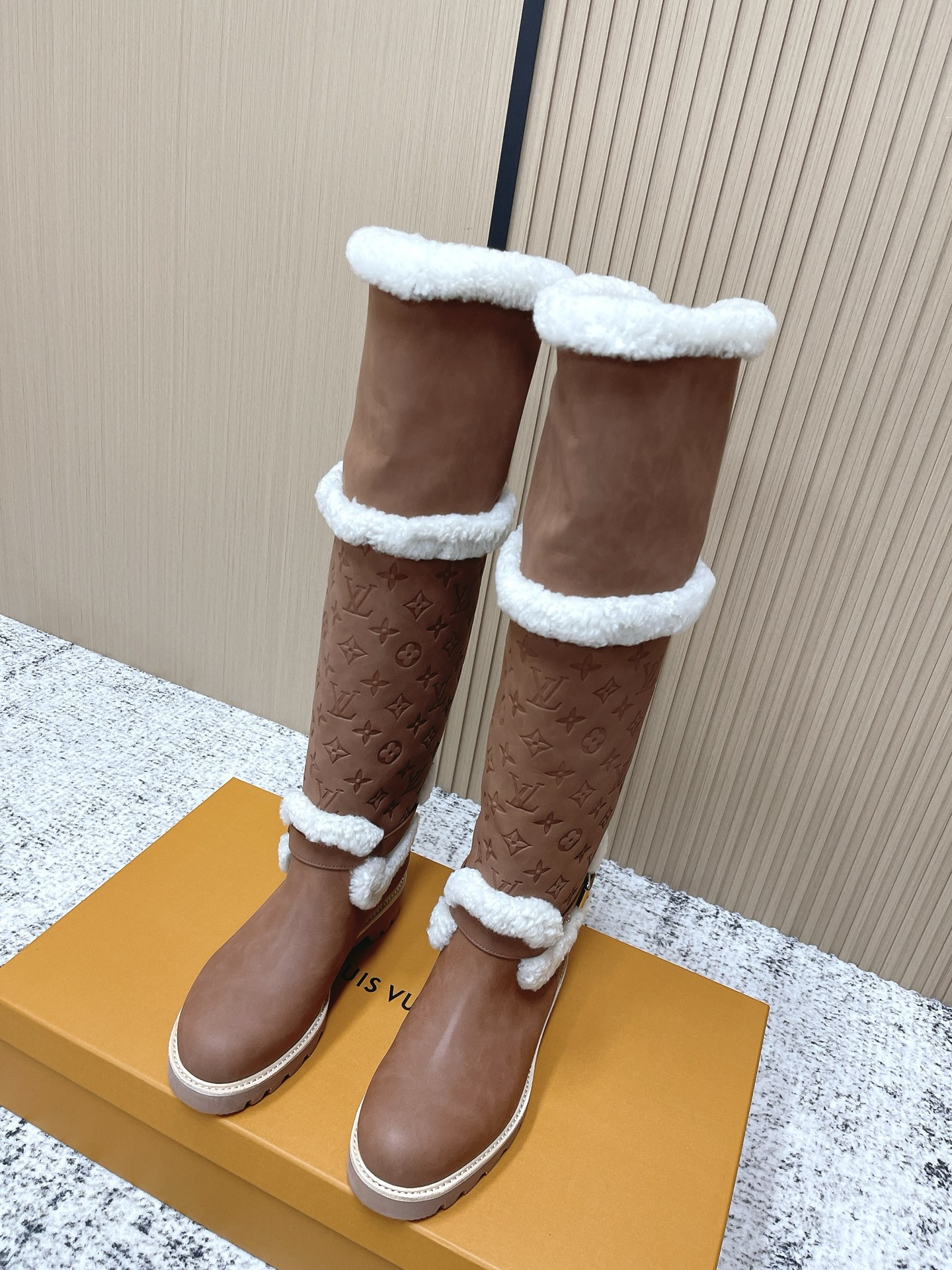 NO:668532,Top version Lv25ss autumn and winter, super popular catwalk model, thick-soled non-slip boots with fur lining, appearing on the covers of major fashion magazines, used by celebrities and Xiaohongshu bloggers, it is particularly stunning on your feet. You will not regret it if you close your eyes. The combination can be either salty or sweet. Very easy to wear ~ super comfortable boots. The upper is customized with imported tacit understanding cowhide, electro-embroidered rhombus, and the lining is customized with wool. The sole is zp molded non-slip and wear-resistant rubber outsole.  Size 35-39 (40.41 can be customized and non-refundable), snow boots, louis vuitton, boots, cowhide19860909顶级版本  Lv25ss秋冬·超大热走秀款·加毛内里厚底防滑长靴 出现在各大时装杂志封面·各路明星、小红书博主着用,上脚尤为惊艳到你的一款,闭眼入都是不会后悔·搭配还是可咸可甜 非常方便穿着～超舒适的一款靴子 鞋面定制进口默契牛皮电绣菱格 内里定制羊毛 鞋底zp开模防滑耐磨橡胶大底 码数35-39 (40.41可定做不退换),雪地靴,louis vuitton,boots,cowhide,Women's Shoes