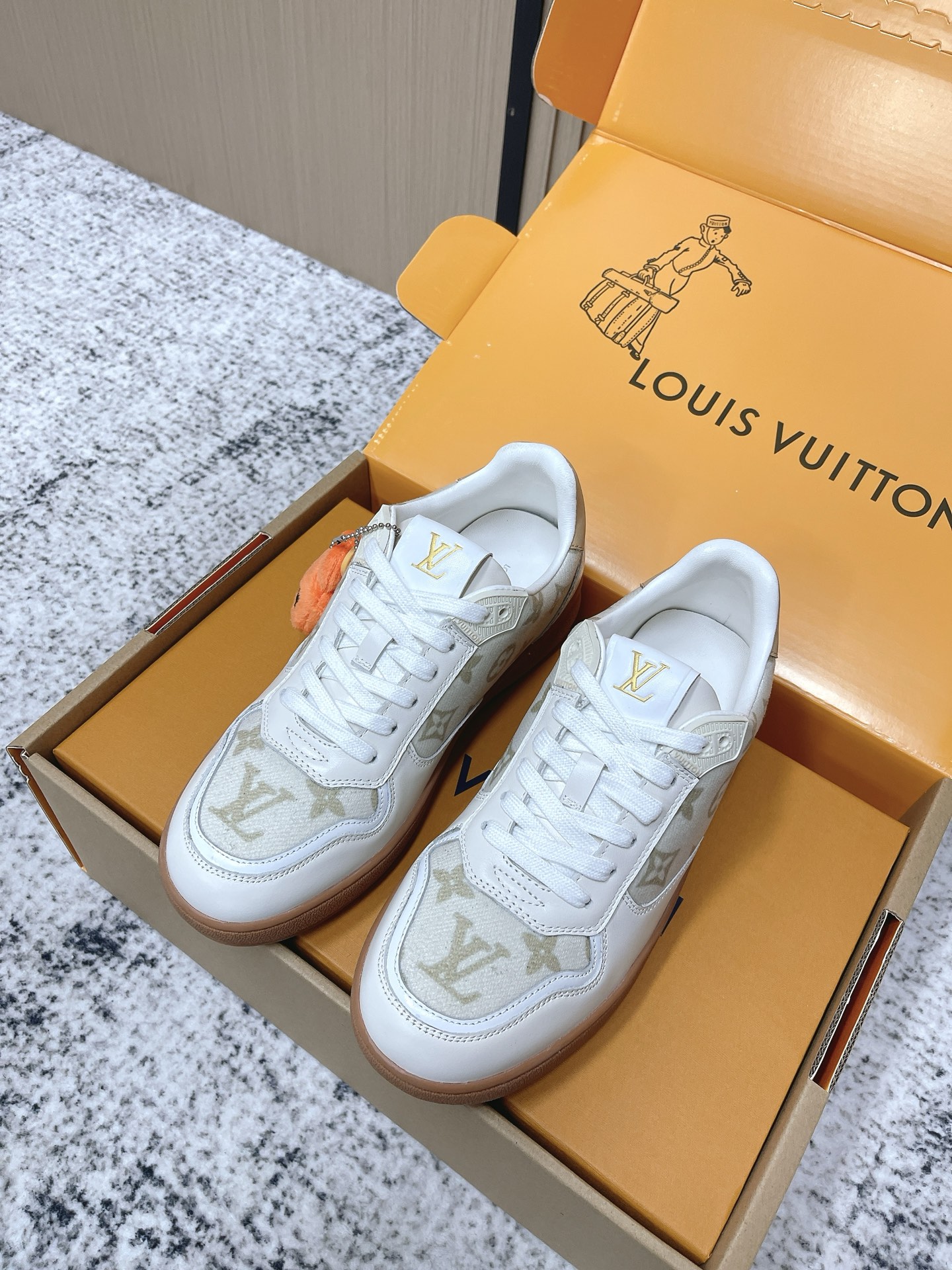 NO:668528,The top version of LV's new spring and summer sports moral training shoes is hard to find in the counter. Each store has a limited quota. Many Internet celebrity fashion bloggers have planted grass. The original purchase is developed and perfected. Embossed logo brand elements embellish the upper and lightweight rubber outsole, and the classic moral training partition design. Fabric: Original imported cowhide. Original customized breathable mesh lining and cowhide lining.  Sole original open mold TPU outsole material Size35-40 (40 customized), casual shoes/sports shoes, louis vuitton, sneakers, cowhide19860909顶级版本 LV春夏新款运动德训鞋 专柜一鞋难求 每个店铺配额有限 超多网红时装博主种草 原版购入开发 完美复刻 压花logo品牌元素点缀鞋面和轻质橡胶外底,经典的德训隔板设计 面料: 原版进口牛皮 内里原版定制透气网里牛皮里 鞋底原版开模TPU大底材质Size35-40（40定做）,休闲鞋/运动鞋,louis vuitton,sneakers,cowhide,Women's Shoes