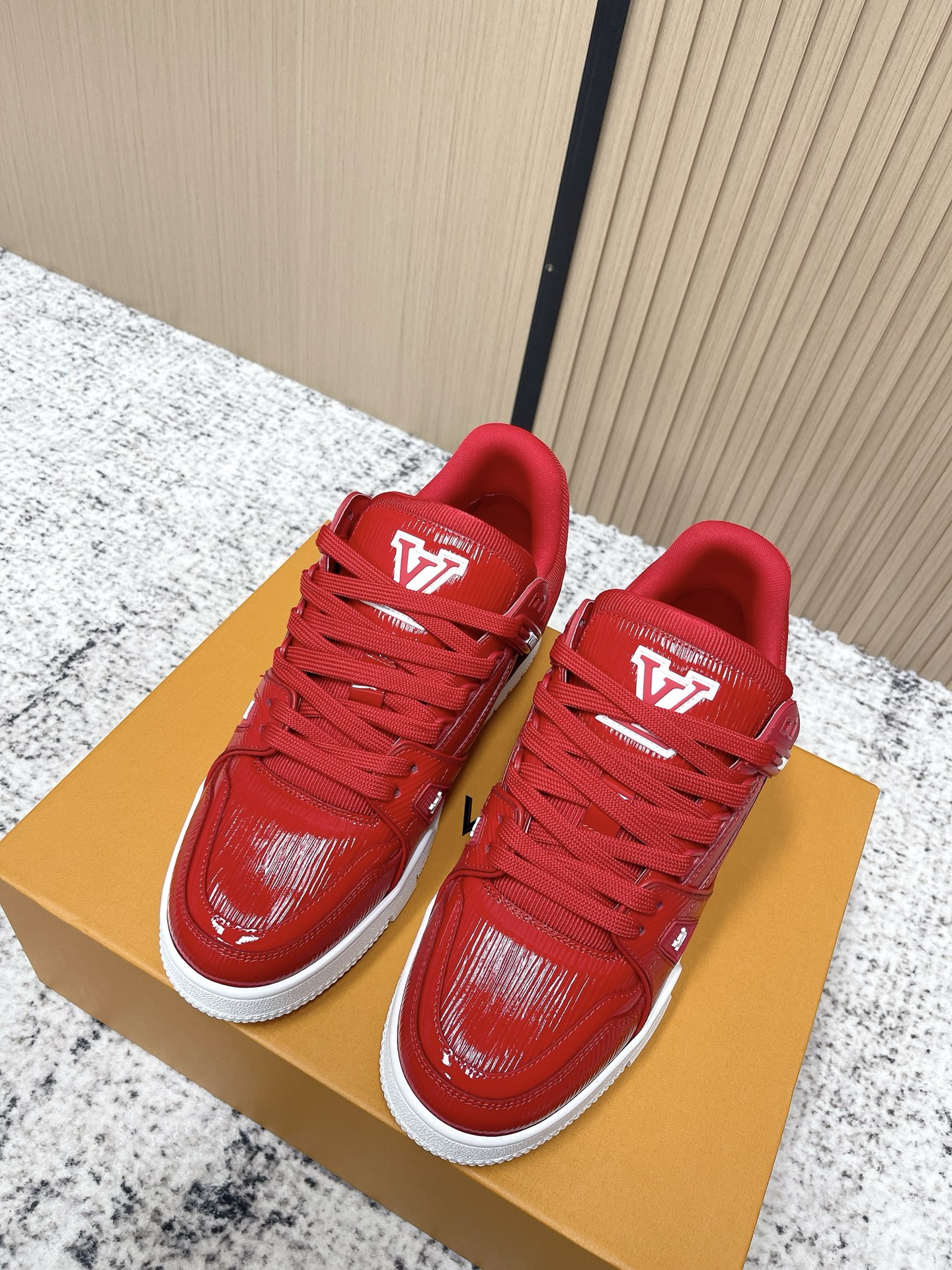 NO:668526,Top version LV trainer for couples~~New upgraded version~~Classic return Couple model, skateboard shoes, basketball shoes, sports shoes... LV new sports series; retro style sense; embraces many classic elements of the family; super handsome~~ Full leather fabric, with LV badge cloth cover, breathable gauze lining, original outsole, original shoe last, more details compared to the real product, perfect and high  size 35-45 (female 40.41 male 45 custom-made), casual shoes/sports shoes, louis vuitton, sneakers19860909顶级版本 情侣款 LV trainer~~全新升级版~~经典回归 情侣款,滑板鞋,篮球鞋,运动鞋…… LV全新运动系列；复古风视感；拥入家族多方面经典原素；超级帅气~~ 全皮革面料,搭配Lv徽章布面,透气纱网内里,原版大底,原版鞋楦,更多细节对比大货实物完美高 size35—45（女40.41男45定做）,休闲鞋/运动鞋,louis vuitton,sneakers,Women's Shoes