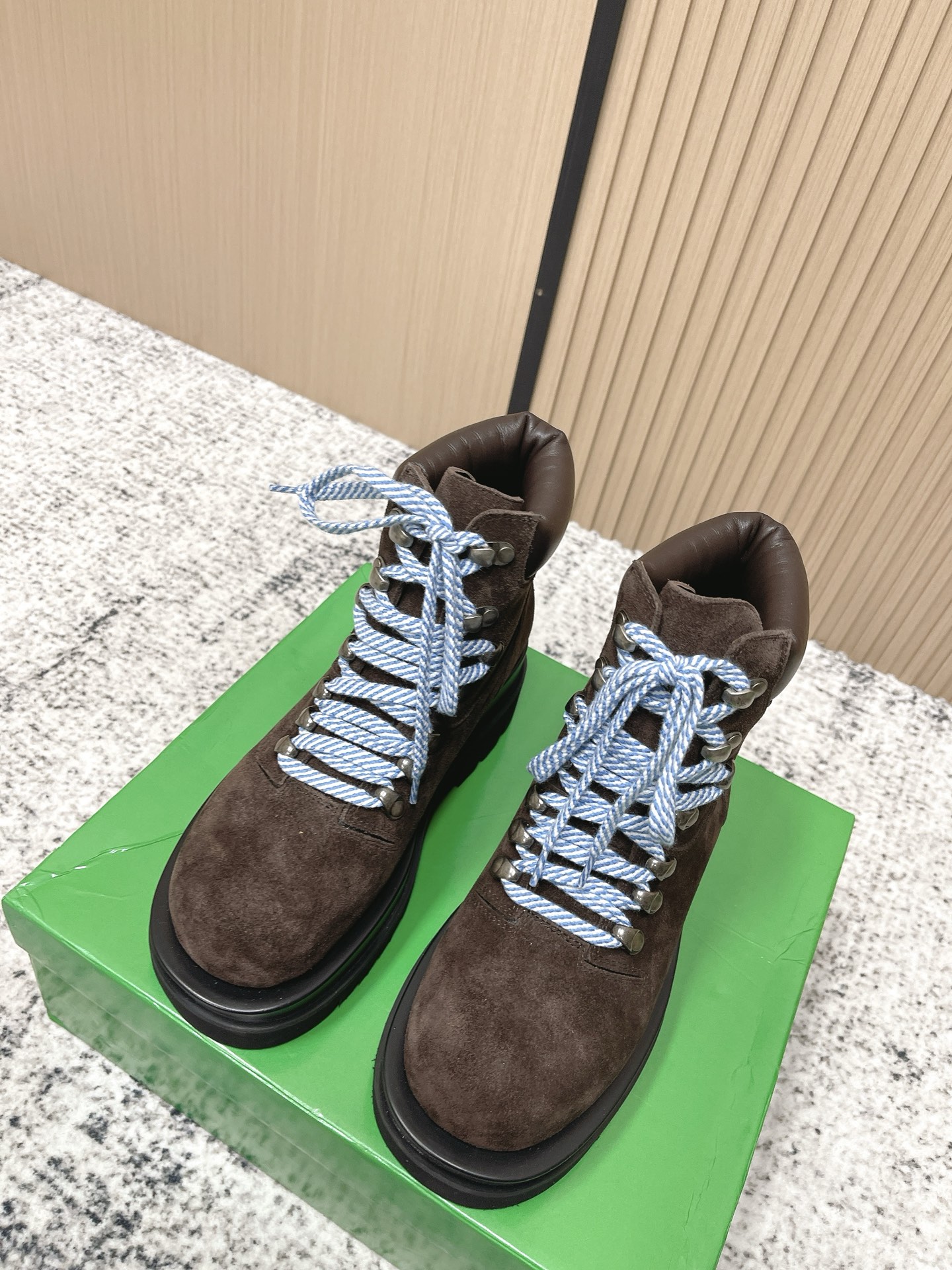 NO:669548,Top version BOTTEGA VENETA Lug BV new wool collar hiking boots. These BV work boots are made of high-quality leather + white lambswool lining, which are super warm for autumn and winter. Metal eyelets + woven laces, full of details and highly recognizable. The boot height is just right, it modifies the leg shape and is comfortable. It can be worn by both men and women. The size is larger. It is recommended to choose a half size smaller or the full size. Pair it with jeans and work clothes to easily get a cool street feeling!  Comfortable and durable, suitable for commuting or light outdoor use!  Tough workwear style combined with fashion sense, it is a versatile item that must be purchased in autumn and winter. Upper calfskin + lambswool collar lining cowhide lining outsole EVA foam + wear-resistant velvet combined bottom code number 35-39 (40.41 custom-made), snow boots, bottega veneta,bottega veneta,boots,jeans,cowhide19860909顶级版本 BOTTEGA VENETA Lug BV 新品羊毛领登山靴 这款BV工装靴,优质皮革+白色羊羔毛内衬,秋冬穿超暖.金属孔眼+编织鞋带,细节满分,辨识度超高.靴筒高度刚好,修饰腿型又舒适,男女都能穿,尺码偏大,建议选小半码或正码.搭配牛仔裤、工装风,轻松get酷飒街头感！舒适又耐用,通勤或轻户外都OK！硬朗工装风融合时尚感,是秋冬必入的百搭単品 鞋面 小牛皮+羊羔毛领口 内里 牛皮里 大底 EVA发泡+耐磨绒组合底 码数 35-39（40.41订做）,雪地靴,bottega veneta,bottega veneta,boots,jeans,cowhide,Women's Shoes