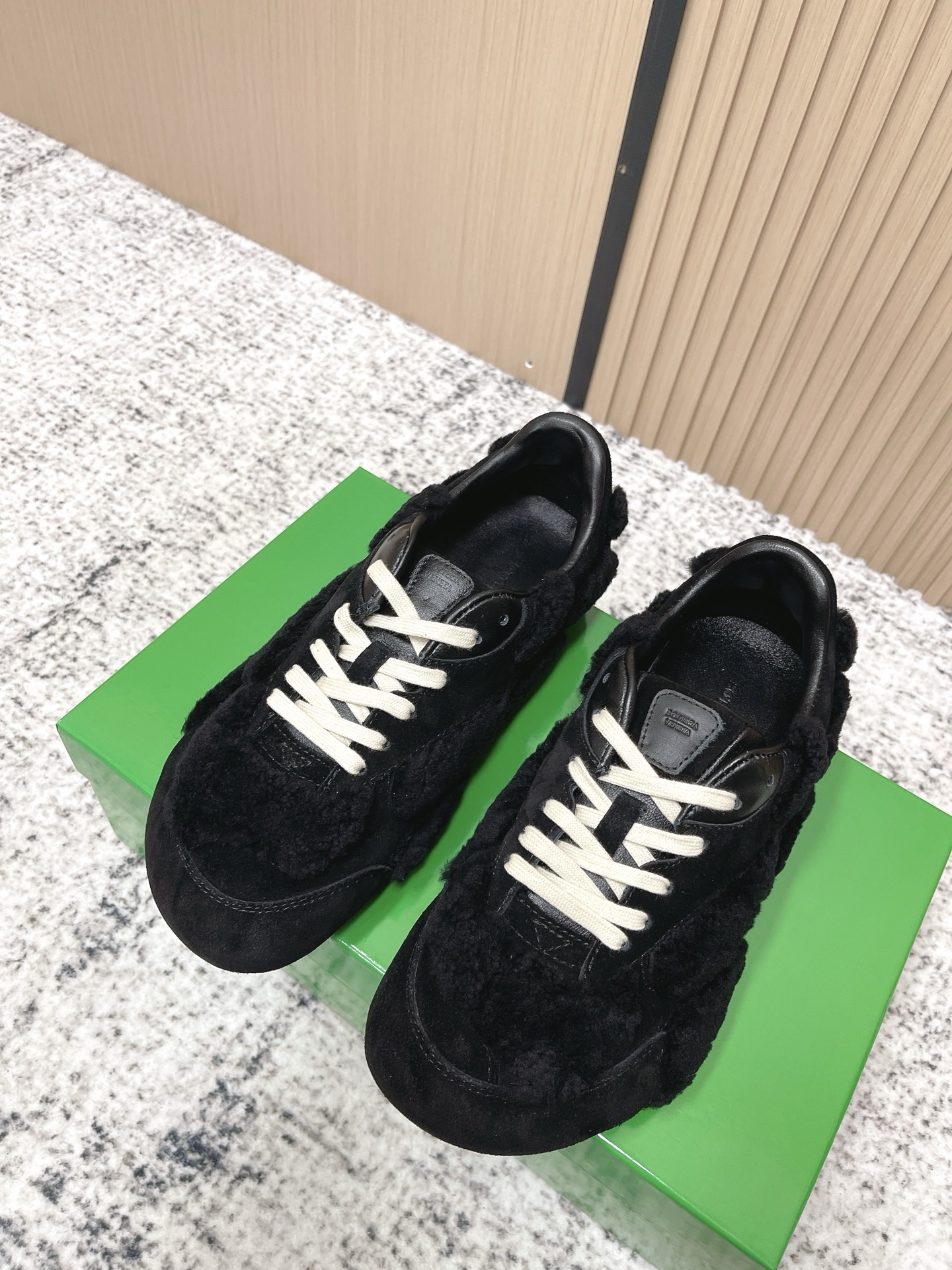 NO:669554,Top version for women and men 330 Bottega Veneta | BV Bottega Veneta 25ss new Forrest Gump shoes De Xun sports shoes Sneaker technology nylon and suede, inspired by retro sneakers, a new interpretation of classic sports shoes, a light, comfortable and breathable summer must-have item. The sole uses a classic woven texture, super recognizable, nylon suede splicing, full of texture!   Size#35-45 (female 40.41, male 45. Customized, non-refundable), casual shoes/sports shoes,bottega veneta,bottega veneta,bottega veneta,sneakers,chamois leather19860909顶级版本女 男330 Bottega Veneta｜BV葆蝶家 25ss新款 阿甘鞋 德训 运动鞋 Sneaker科技尼龙和绒面打造,灵感来自复古球鞋,全新演绎经典运动鞋,轻便、舒适、透气的夏季必备单品 鞋底采用经典的编织纹理,超有辨识度,尼龙麂皮拼接,满满的质感呈现！  Size#35-45（女40.41 男45.订做不退换）,休闲鞋/运动鞋,bottega veneta,bottega veneta,bottega veneta,sneakers,chamois leather,Women's Shoes