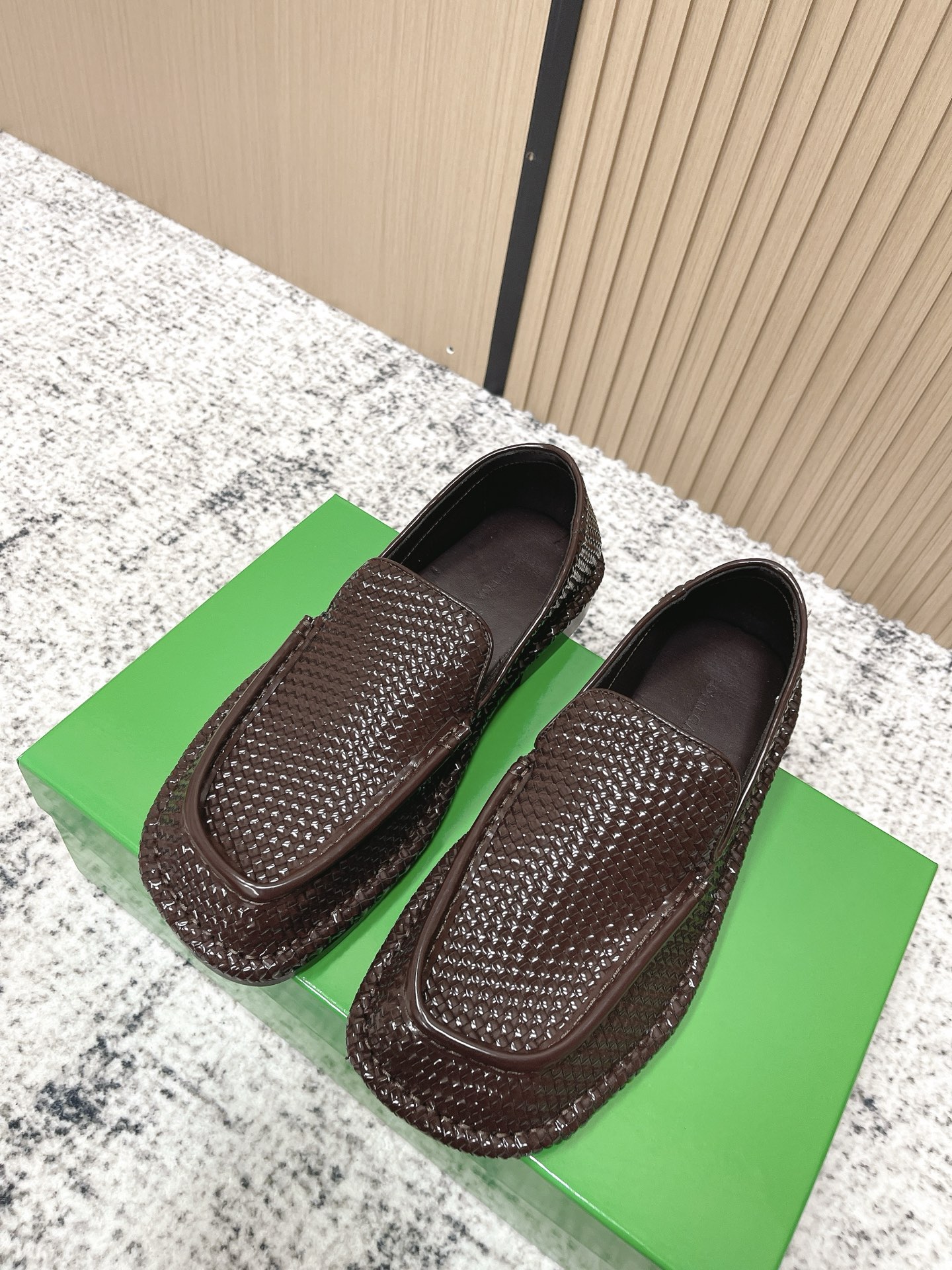 NO:669546,Top version for women and men 340 Bottega Veneta 2025ss new hot style Daddy couple’s hand-knitted loafers. BV’s new shoes are hot style, ins & Xiaohongshu have many Internet celebrity stars!  The feet are super sexy!  It’s so beautiful!  There is a reason to blow the fashion trend, and the comfort that makes people fall into it is thick and not tiring on the feet!  High-end wear and fairy, simple and fashionable, with a sense of design, and they are very easy to wear, especially the flat soles that you will not feel tired after walking for a day, practical and high-quality, especially suitable for working people (the original molds are made to customize the color of the shoe shape and the soles are exactly the same). It is worth mentioning that the silk film outsole, which took a month to mold and was repeatedly tested, is almost perfect. Most of the shoes on the market are spray-coated. The square-toe leather texture design element can be called the BV family design gene, and your long-cherished shoes are finally here.  Versatile and suitable for any occasion, a pair is a must-have!  Fabric imported original woven cowhide, lining imported original sheepskin, foot pads imported original sheepskin, outsole imported original genuine leather sole, women's size 35-39 (customized at 40.41.42, non-returnable, non-exchangeable), male size: 39-44 (customized at 39.45, non-returnable, non-exchangeable), loafers, bottega veneta, bottega veneta, loafers, cowhide, sheepskin19860909顶级版本女 男340 Bottega Veneta 2025ss新品爆款 Daddy情侣款手工编织乐福鞋.BV新款鞋大爆款,ins&小红书巨多网红明星上身！上脚超性感！真的太美了！有理由刮起时尚大风,让人沦陷的舒适感 厚重而不累脚！高级穿着又仙女 简约时髦又有设计感 而且都非常非常好穿,特别是平底走一天也不会累,实用又有质感,特别适合上班一族（原版开模定制颜色鞋型鞋底一摸一样）值得一提的是鞋底花费一个月开模反复测试过的丝膜大底做到几乎完美,市场上大部份是喷涂.方头型真皮质感设计元素 堪称BV家族设计基因,你们的心心念念终于来了 百搭适用任何场合、人手必备一双！ 面料进口原版编织牛皮 内里进口原版羊皮 垫脚进口原版羊皮 大底进口原版真皮底 女码35-39（40.41.42定做,不退不换） 男码: 39-44 (39.45定做,不退不换),乐福鞋,bottega veneta,bottega veneta,loafers,cowhide,sheepskin,Women's Shoes