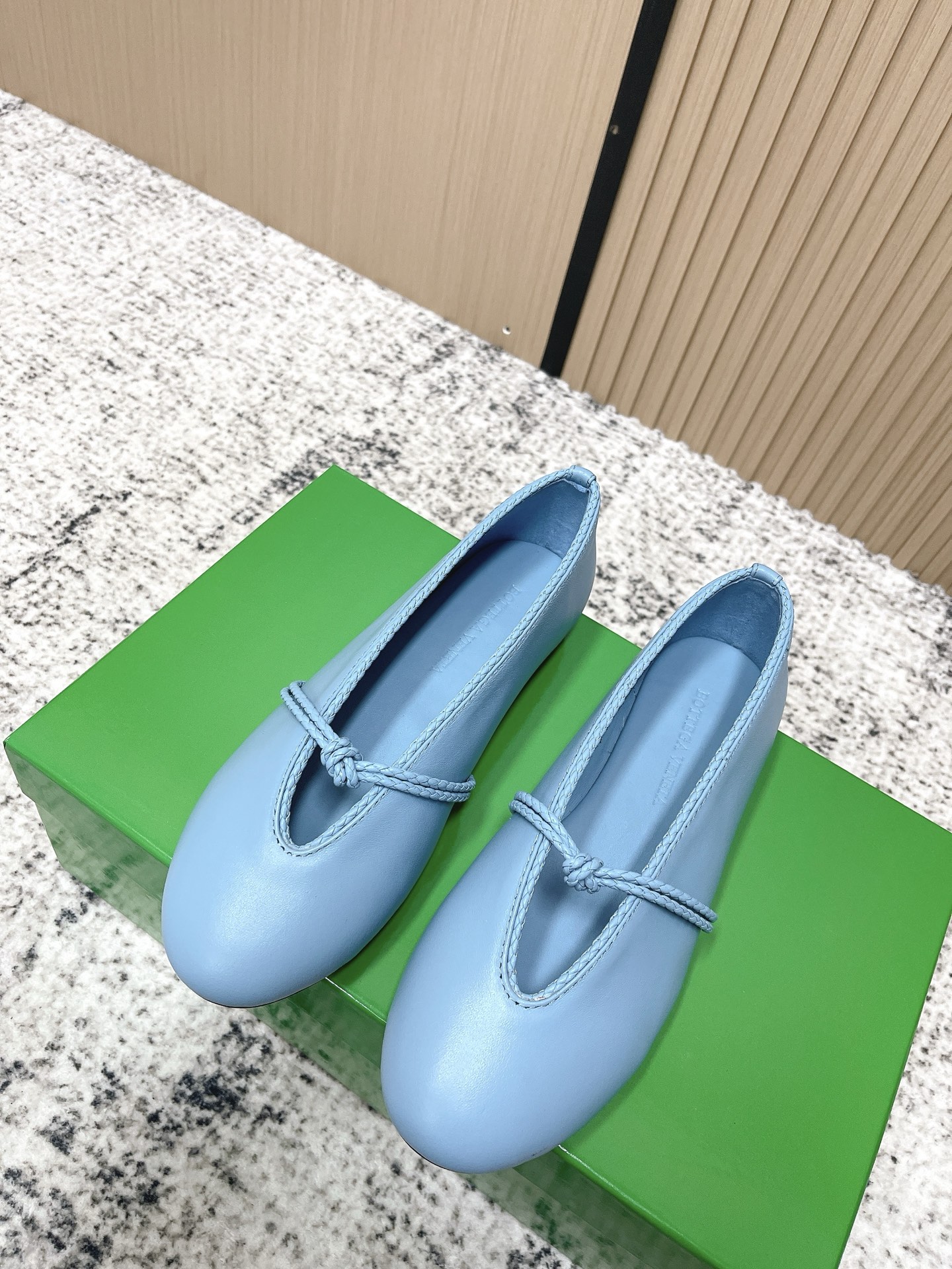 NO:669536,Top version Bottega Venet* Bottega Veneta BV’s latest Adamo series single shoes granny shoes beanie shoes original purchase development and production Bottega Veneta is inspired by the free and casual retro style of the 1990s and launches a new unisex loafer Adamo series  While ensuring casual comfort, there is no shortage of fine carvings in styling design to achieve a light foot feel. The exquisite and avant-garde design brings a new interpretation, paying tribute to individual style in the collision of function and silhouette, creating a timeless style. 'Dynamic' is one of Matthieu Blazy's important design concepts. While being comfortable to wear, it can also elegantly modify the foot lines, and can be freely matched with trousers or shorts to easily control a variety of daily styles. /About material./ FABRIC CONTENT Fabric: Cowhide  Sole: Original leather outsole Size: 35-42 (40.41.42 custom-made, non-refundable), single shoes, bottega veneta, bottega veneta, bottega veneta, loafers, shorts, cowhide, Leather soles19860909顶级版本 Bottega Venet* 葆蝶家BV最新款Adamo系列 单鞋 奶奶鞋 豆豆鞋 原版购入开发 做货 Bottega Veneta 以 90年代自由随性的复古风格为灵感,推出全新的中性乐福鞋 Adamo 系列 在保证休闲舒适的同时,不乏造型设计的精细雕琢,以此实现轻盈的脚感.以精致前卫的设计带来全新的演绎,在功能与廓形的碰撞中致敬个性风采、打造永不过时的造型风格.动态”是Matthieu Blazy 的重要设计理念之一. 在穿着舒适的同时,还可以优雅修饰足部线条,更能自由搭配裤装或短裤、轻松驾驭多种日常风格  . /关于材质./ FABRIC CONTENT 面料 : 牛皮 鞋底 : 原版真皮大底 Size : 35-42（40.41.42定做不退换）,单鞋,bottega veneta,bottega veneta,bottega veneta,loafers,shorts,cowhide,Leather soles,Women's Shoes