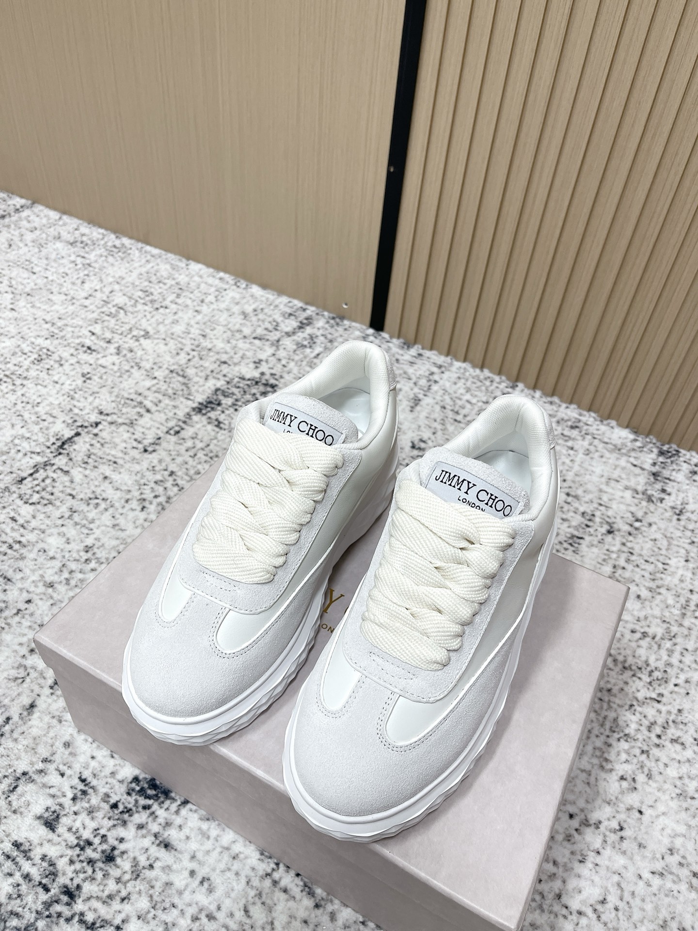 NO:669534,The top version of the new JIMMY CHOO, exclusively sold, the original large-soled casual white shoes, designed with the latest technology, with a strong three-dimensional effect and the integration of multiple technologies, subverting fashion, super stylish!  The combination is super beautiful. The original one-to-one pearl design style is beautiful and has unique advantages. It is versatile and trendy, and can be salty or sweet!  New layout Size35-40 (40 customized), casual shoes/sports shoes, jimmy choo, jimmy choo, sneakers19860909顶级版本 新款吉米周 JIMMY CHOO ,独家发售,原版大底休闲小白鞋,采用最新工艺设计,立体感强多种工艺融合一起,颠覆时尚,超级有型！搭配超美.原版一比一珍珠设计风格,好看又独特优势, 百搭又潮流,可盐可甜！新版面 Size35-40（40定做）,休闲鞋/运动鞋,jimmy choo,jimmy choo,sneakers,Women's Shoes