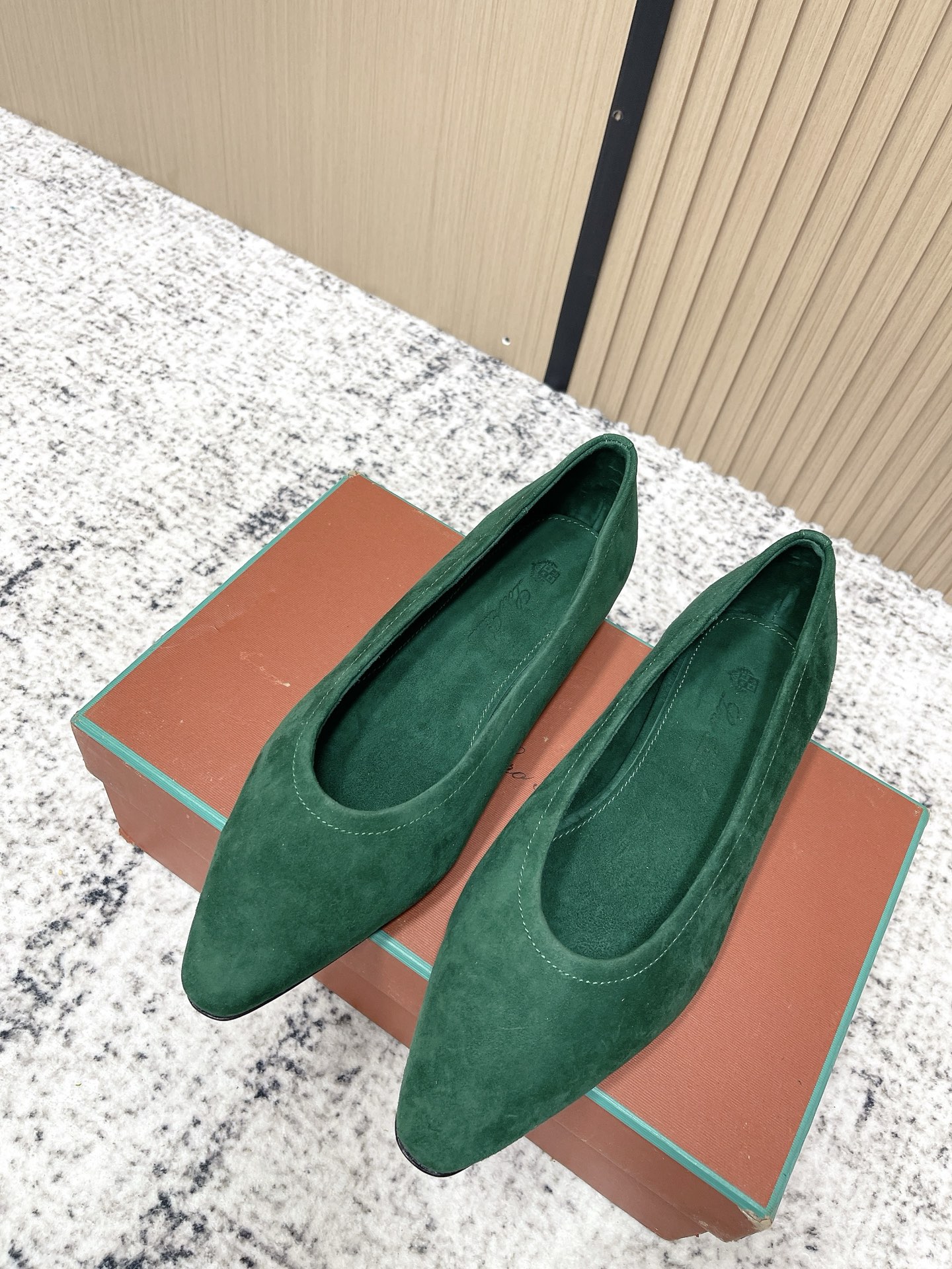 NO:669529,Top version Loro Piana LP 56s spring and summer new Primula flat ballet flats suede old money style retro shoes. This sophisticated ballet flat is the epitome of sophisticated urban style. The semi-Sacchetto structure design provides excellent flexibility and comfort in the forefoot, while the suede sheepskin upper is very soft. Wear these versatile flat ballet flats with office attire or fashionable weekend looks, suitable for day and night.  Customized fine sheepskin leather for the uppers/Customized snake-print leather. Customized fine sheepskin leather for the lining. Italian genuine leather outsole for the soles. Size 35-39 (40.41 custom-made, non-refundable). Single shoes, loro piana, loro piana, sheepskin, sheep, chamois leather, Leather soles19860909顶级版本 Loro Piana 诺悠翩雅 LP 56s春夏新款 Primula 平底芭蕾舞鞋麂皮老钱风复古单鞋 这款精致的平底芭蕾舞鞋是精致都市风格的缩影.半Sacchetto结构设计,在脚前部提供出色的灵活性和舒适性,而绒面羊皮革鞋面非常柔软.穿上这款百搭的平底芭蕾舞鞋,搭配办公室着装或时尚周末造型,白天夜晚皆相宜. 鞋面定制细腻羊猄皮/定制蛇纹皮 内里垫脚定制细腻羊猄皮 鞋底意大利真皮大底 码数35-39（40.41定做不退换）,单鞋,loro piana,loro piana,sheepskin,sheep,chamois leather,Leather soles,Women's Shoes