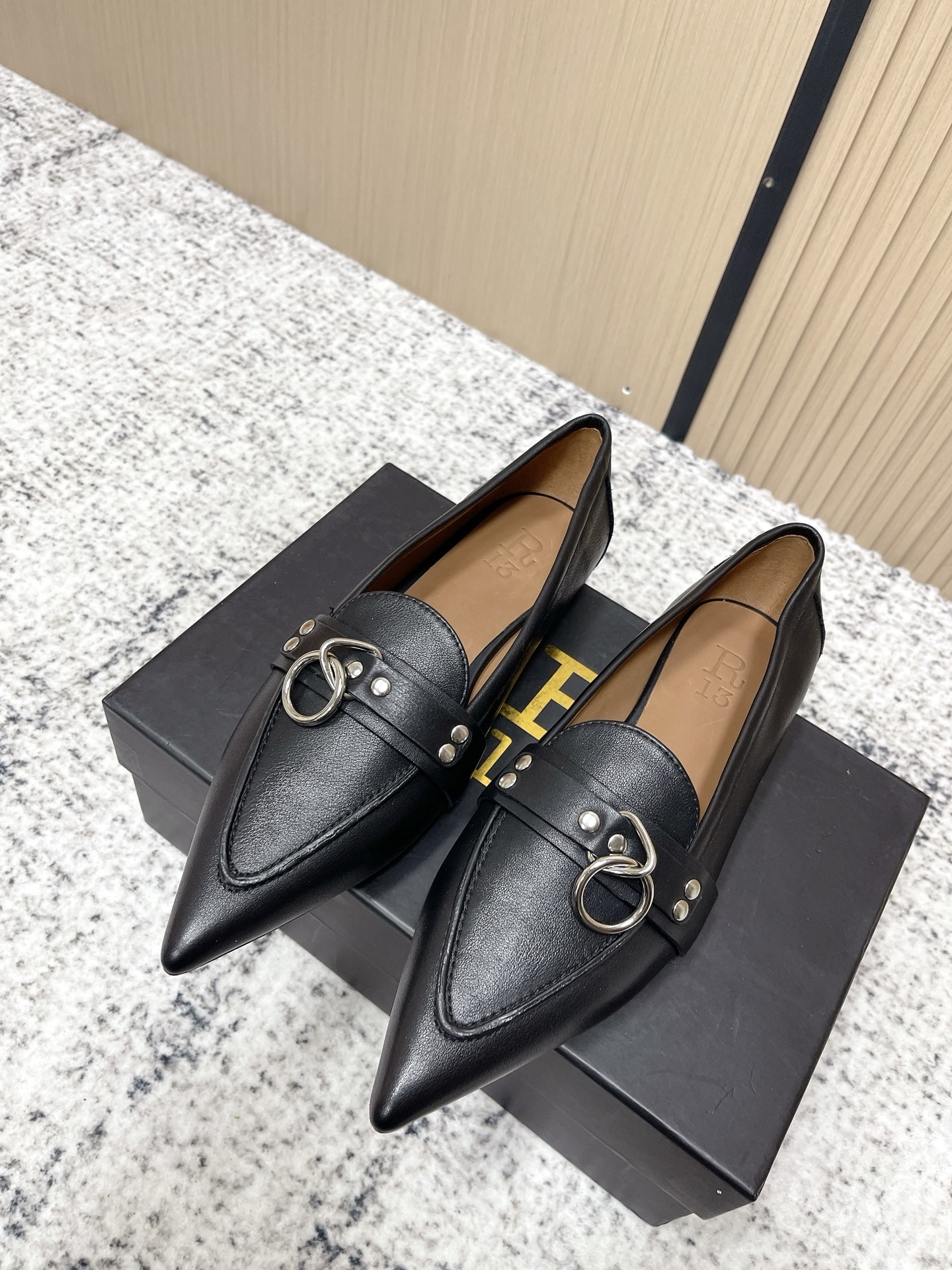 NO:669525,High-quality niche fashion brand R13 25 spring and summer catwalk style simple retro hardware buckle pointed toe flat shoes and small leather shoes!  Here comes a pair of shoes that can be worn all year round. A pair of divine all-season shoes. Simple retro design. The key is to be 100% comfortable for everyday shopping. They will never become a wardrobe decoration. A must-have for cool girls. Super slim legs. Perfect for matching. Fashionable and versatile. The upper material is imported calfskin/distressed cow suede. The lining is water-dyed cowhide. The Italian imported genuine leather outsole. Size: 35-42 (40)  41 42 non-refundable), single shoes, cowhide, Leather soles19860909高品质 小众潮牌R13 25春夏走秀款 简易复古五金扣饰尖头平跟单鞋小皮鞋！ 一年四季可都以穿的单鞋了来,一双神封的四季鞋 约简复古设计 关键舒是百适分逛街常日可都,不绝会成鞋为柜里的设摆, 酷女孩必备 超腿显细 配搭无毫鸭梨 髦时又搭百ins  鞋面材质进为口小牛皮/做旧牛反绒 内里垫脚水染牛皮 意大利进口真皮大底 码数:35-42（40 41 42定不退换）,单鞋,cowhide,Leather soles,Women's Shoes