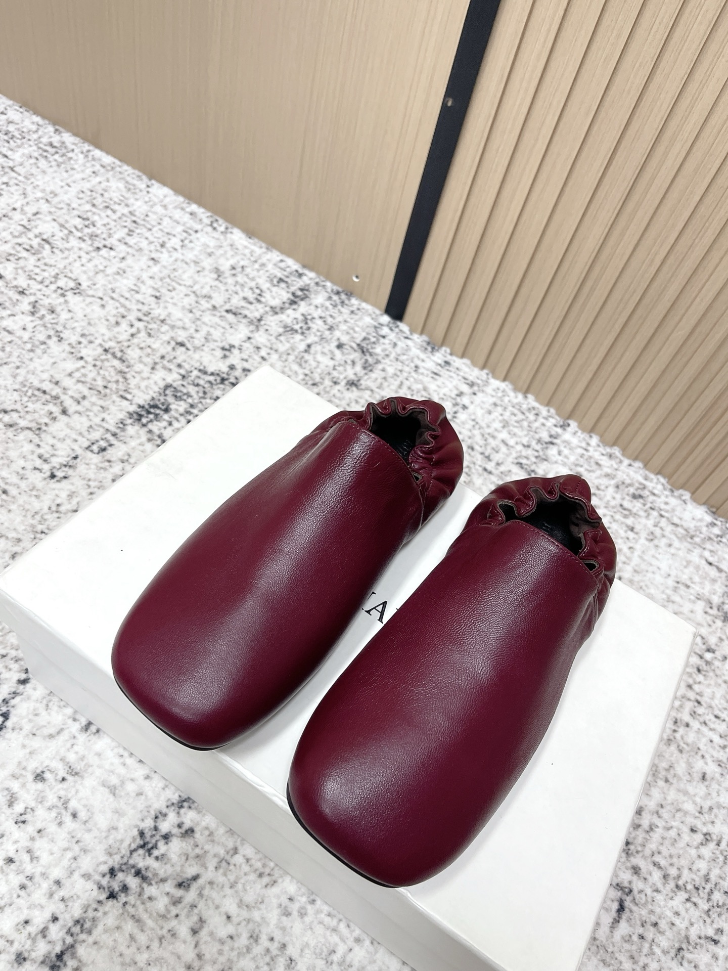 NO:669521,Top Version Khaite 2026 Spring and Summer New Simple Back Elastic Flat Mary Jane Shoes Grandma Shoes One-Slip Loafers The minimalist and avant-garde design has made Khaite famous in the fashion industry in recent years. In just a few years, it has become one of the most popular clothing brands. It is simple and everyday, yet feminine and sensual, and many Old Celin*, fashion celebrities and independent women are obsessed with it!  Intellectual elegance!  Sheepskin upper, sheepskin lining, Italian genuine leather outsole, size 35-39 (40.41 custom-made, non-refundable), leather shoes, celine, loafers, mary jane, sheepskin, Leather soles19860909顶级版本 Khaite 2026春夏新款简易后松紧平底玛丽珍单鞋奶奶鞋一脚蹬乐福鞋 极简前卫的设计,让Khaite近年响亮时尚界.短短几年间已经成为最受欢迎的服装品牌之一.它简约日常,又不失女性化与感性,让很多Old Celin*、时尚名人和独立女性为它痴迷！知性优雅！ 鞋面羊皮 内里垫脚羊皮 鞋底意大利真皮大底 码数35-39（40.41定做不退换）,皮鞋,celine,loafers,mary jane,sheepskin,Leather soles,Women's Shoes