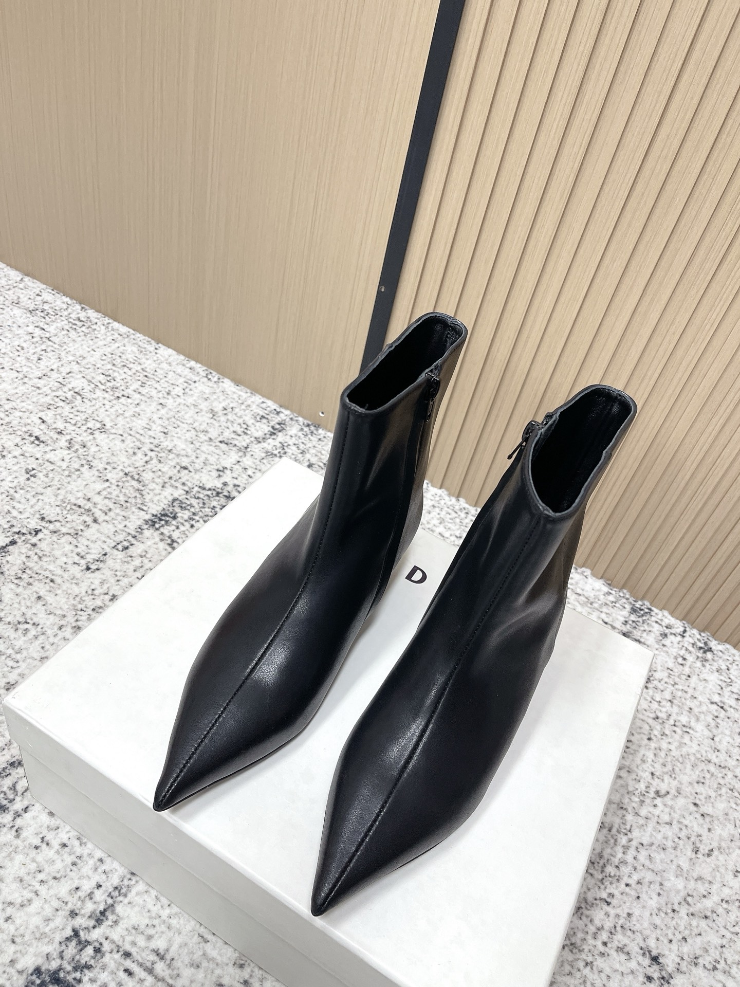 NO:669519,Top version HIDEM* new product Pointed-toe boots | Weld cool and high-end to the legs. When the patent leather texture hits the avant-garde square toe, these boots directly rewrite the fashion rules of autumn and winter. Neat zipper + personalized shoe shape. The black is pure and bright and eye-catching. Every step releases the high-end aura of 'keep away from strangers'. HIDEMI's design ingenuity allows you to easily grasp the niche coolness. From now on, your outfit will no longer be mediocre. Imported upper. Yangjing/cow leather.  Imported sheepskin lining ZP molded outsole 35-39 (set at 40.41), boots, boots, cowhide, sheepskin, sheep19860909顶级版本 HIDEM* 新品 尖头靴｜把酷飒高级焊在腿上 当漆皮质感撞上先锋方头 这双靴直接改写秋冬时髦规则 利落拉链+个性鞋型 黑得纯粹又亮得吸睛 每一步都在释放“生人勿近”的高级气场 HIDEMI的设计巧思 让你轻松拿捏小众酷感 从此穿搭不再平庸 鞋面进口.羊京/牛皮. 内里进口羊皮 ZP开模大底 35-39（40.41定）,靴子,boots,cowhide,sheepskin,sheep,Women's Shoes