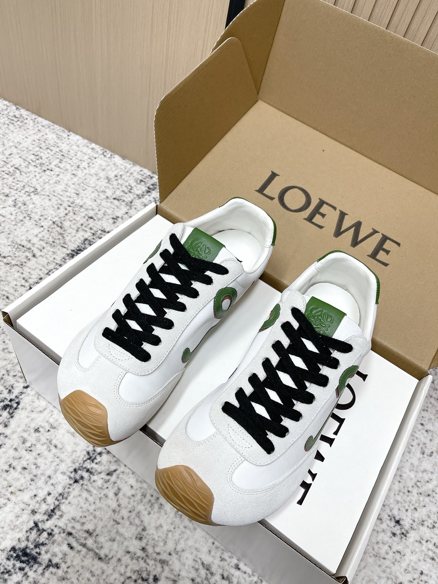 NO:669507,Top version: Couple model LOEWE Latest catwalk model Ballet Runner 2.0 Couple model Ballet Casual sneakers Virtue training shoes Forrest shoes Original purchase, development and production Nylon and cowhide leather sneakers, asymmetric toe design, sock-like internal structure, light rubber outsole extending to the toe. Exquisite packaging at the delivery counter Fabric: Original customized imported first-layer cowhide, imported soft sheepskin lining + mesh, original open-molded anti-slip rubber material for the sole  The sole thickness is increased by 2.5CM Size: 35-45 (40.41 for women and 45 for men. Customized), casual shoes/sports shoes, loewe, loewe, sneakers, cowhide, sheepskin19860909顶级版本:情侣款 LOEWE 罗意威 最新走秀款 Ballet Runner 2.0情侣款 芭蕾 休闲 运动鞋 德训鞋 阿甘鞋 原版购入开发 做货 尼龙和牛皮革运动鞋,不对称鞋头设计、袜状内部结构,轻盈橡胶外底延伸至鞋头. 配送专柜精美包装 面料:原版定制进口头层牛皮 内里进口柔软羊皮+网里 鞋底原版开模防滑橡胶材质 底厚增高2.5CM Size:35-45（女40.41.男45.定做）,休闲鞋/运动鞋,loewe,loewe,sneakers,cowhide,sheepskin,Women's Shoes