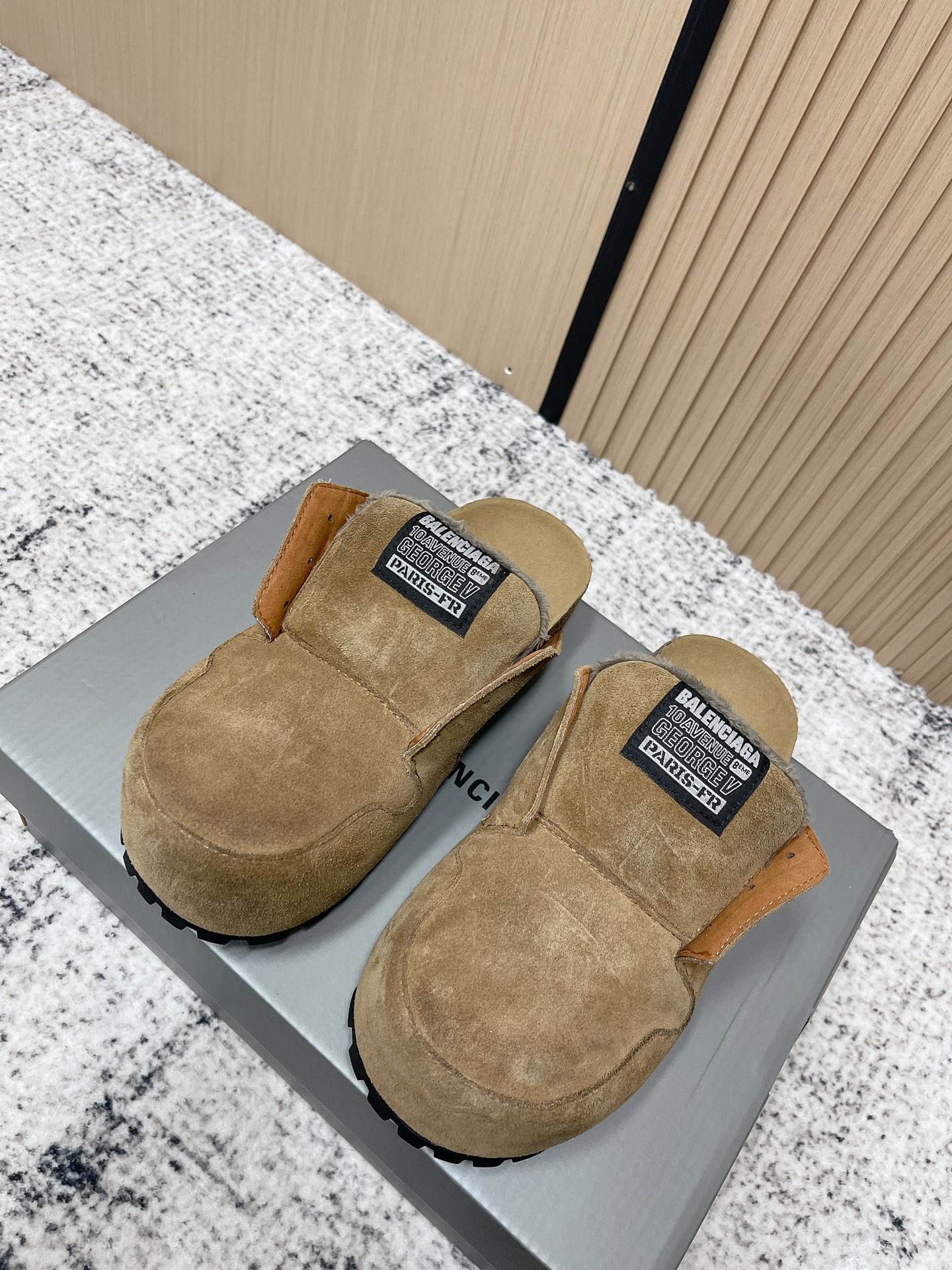 NO:669498,Top version Balenciaga Balenciaga Spring 26 Mule Boken Half Slipper Dumbo Mule opens up the retro lazy style. The non-catwalk model 'Dumbo Mule' Mule shoes of the 2026 spring series are officially unveiled, seizing the trend with its unique design!  The gender-neutral series covers mules and short boots, made of distressed suede, with white, black, and beige colors available in multiple styles. The round toe box and oversized tongue bring a sense of retro relaxation, the embroidered label on the tongue hides brand genes, and the cork insole is superimposed with a comfortable buff, which is both fashionable and practical. Sizes 35-40 (40 custom-made), half drag, balenciaga, balenciaga, boots, slippers19860909顶级版本 Balenciaga 巴黎世家 26春 穆勒博肯半拖鞋 Dumbo Mule开启复古慵懒风 2026春季系列非走秀款「Dumbo Mule」穆勒鞋正式亮相,凭独特设计抢占潮流视野! 波无性别系列涵盖穆勒鞋与短靴,用做旧绒面革打造,白,黑,米色适配多格.圆形鞋头+超大鞋舌自带复古松弛感,鞋舌刺绣标签暗藏品牌基因,软木鞋垫叠加舒适buff,时髦与实穿性拉满. 35-40码（40定做）,半拖,balenciaga,balenciaga,boots,slippers,Women's Shoes