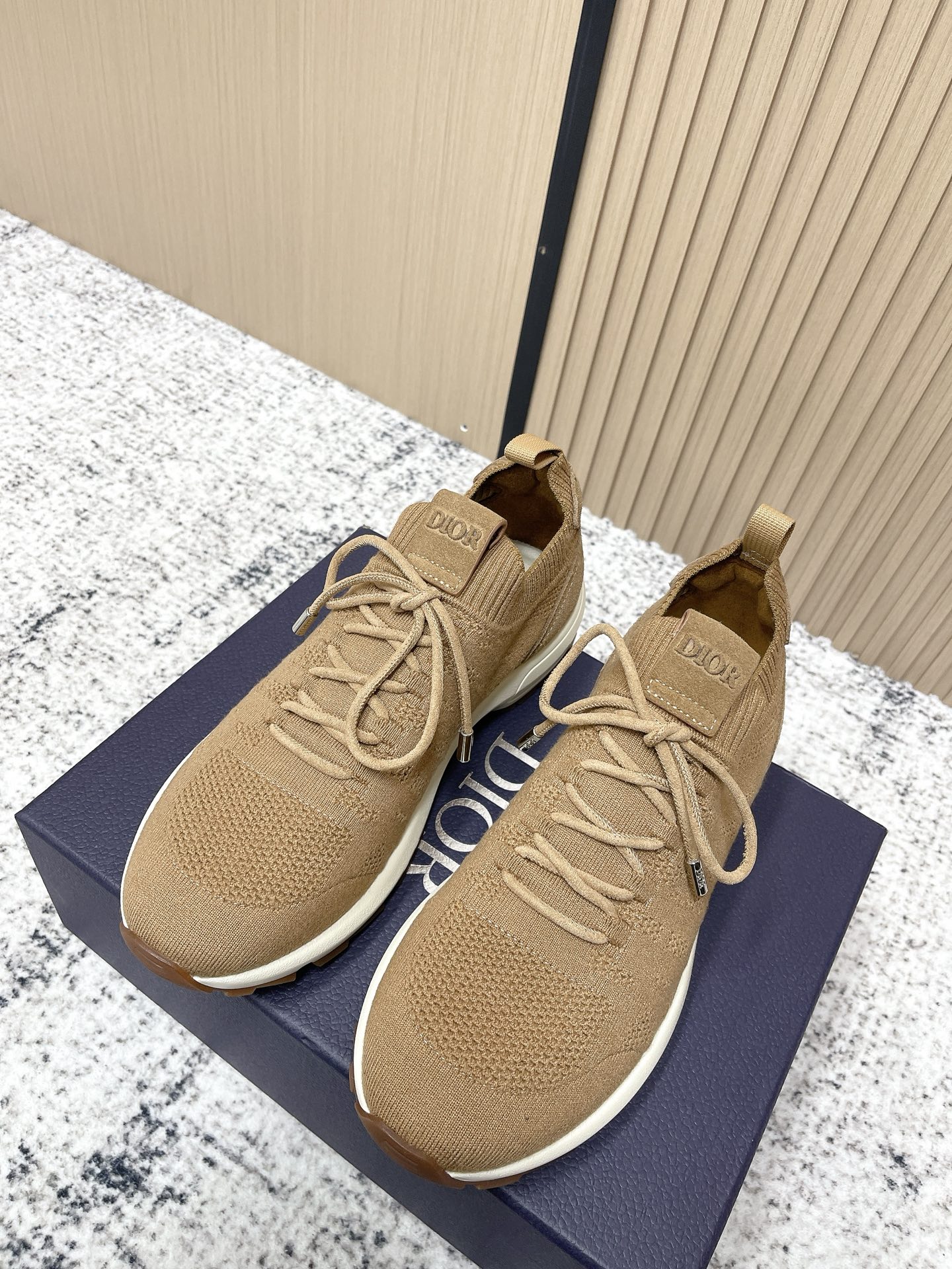 NO:679932,#TOPVERSION Dior B80 sneakers are a new product in the Dior men's series, focusing on comfort and fashion. The upper is made of breathable mesh + fabric splicing, which is light and fits the foot shape, and is super comfortable for daily wear. The sole is made of rubber, with excellent grip and wear resistance, suitable for commuting or light exercise. The overall style is simple, the gray tone is versatile, and the shoelaces are adjustable and more stable to wear. Designed by Kim Jones, it is both practical and trendy, and is one of the new popular items in early spring①.  size39-44 (45 is custom-made and cannot be returned or exchanged), casual shoes/sports shoes, dior, dior, sneakers19860909#顶级版本 Dior B80运动鞋是迪奥男士系列新品,主打舒适与时尚.鞋面采用透气网布+织物拼接,轻盈又贴合脚型,日常穿着超舒适.鞋底橡胶材质,抓地力和耐磨性都很棒,适合通勤或轻运动.整体简约,灰色调百搭,鞋带可调节,穿着更稳固.由Kim Jones设计,兼具实用与潮流,是早春新款热门单品之一①. size39-44（45定做不退换）,休闲鞋/运动鞋,dior,dior,sneakers,Women's Shoes