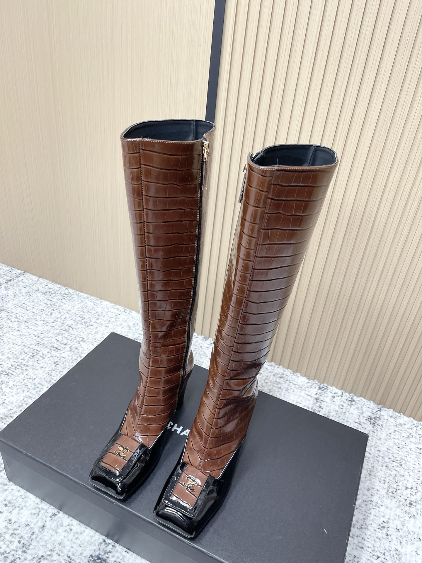 NO:669919,Purchasing agent level CHANEL * Xiaoxiang autumn and winter new trousers and boots with letters knight boots library boots. This knight boots are really a representative of handsome fashion. The boots are embellished with Chanel letters, low-key yet luxurious!  Simple, fashionable, individual and grand!  The natural and smooth beauty has a beauty that is stunning in time. You should also show off your long legs in winter~ Imported embossed cowhide on the upper, original lining on the inside, Italian genuine leather outsole on the sole, size 35-41 (40.41 non-returnable, non-exchangeable), boots, chanel, chanel, boots, cowhide, Leather soles19860909代购级别 CHANEL 香奈儿*小香秋冬新款裤靴字母骑士靴库靴这款骑士靴真的是帅气时尚的代表,靴筒Chanel字母点缀 低调不失奢华！简约时尚个性又大气！自然流畅的美感,有种惊艳了时光的美感,冬日也要展现大长腿～ 鞋面进口压纹牛皮 内里原版内里 鞋底意大利真皮大底 码数35-41(40.41不退不换),靴子,chanel,chanel,boots,cowhide,Leather soles,Women's Shoes