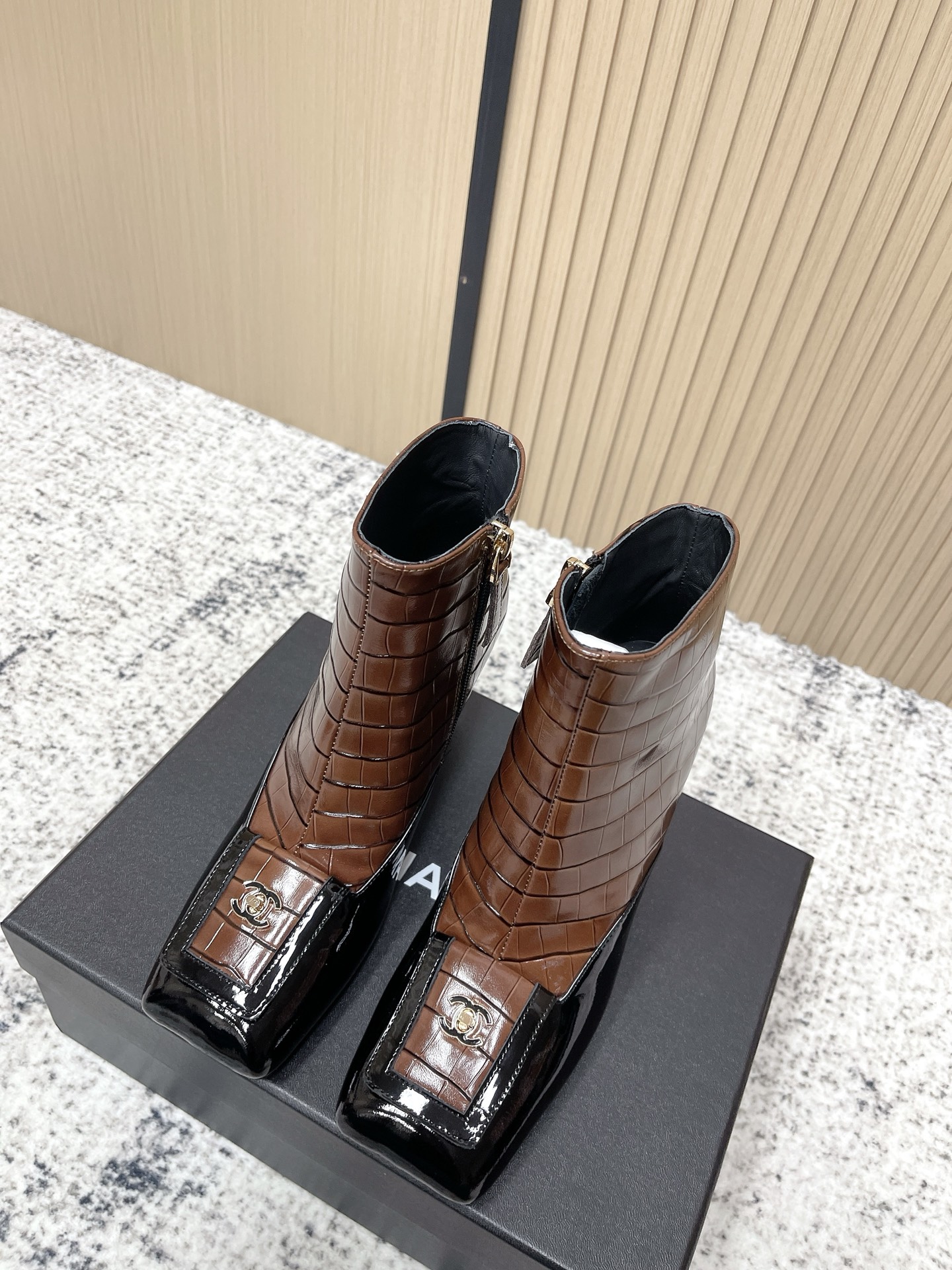 NO:669921,Purchasing agent level CHANEL * Xiaoxiang new autumn and winter Chelsea short boots are really a representative of handsome fashion. The boots are embellished with Chanel letters, which are low-key yet luxurious!  Simple, fashionable, individual and grand!  The natural and smooth beauty has a beauty that is stunning in time. You should also show off your long legs in winter~ Imported embossed cowhide on the upper, original lining on the inside, Italian genuine leather outsole on the sole, size 35-41 (40.41 non-returnable, non-exchangeable), boots, chanel, chanel, boots, cowhide, Leather soles19860909代购级别 CHANEL 香奈儿*小香秋冬新切尔西短靴真的是帅气时尚的代表,靴筒Chanel字母点缀 低调不失奢华！简约时尚个性又大气！自然流畅的美感,有种惊艳了时光的美感,冬日也要展现大长腿～ 鞋面进口压纹牛皮 内里原版内里 鞋底意大利真皮大底 码数35-41(40.41不退不换),靴子,chanel,chanel,boots,cowhide,Leather soles,Women's Shoes