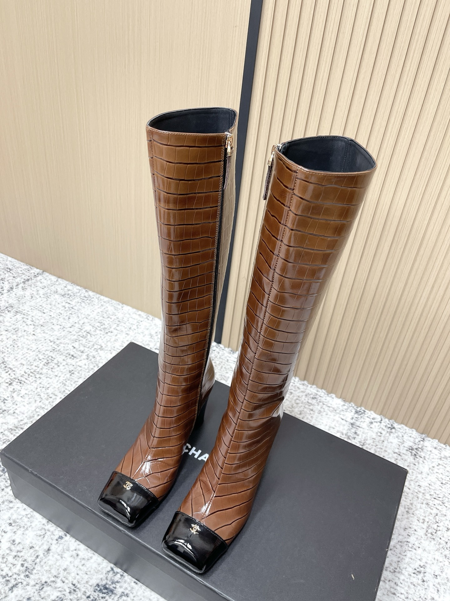 NO:669924,Purchasing agent level CHANEL * Xiaoxiang autumn and winter new trousers and boots with letters knight boots library boots. This knight boots are really a representative of handsome fashion. The boots are embellished with Chanel letters, low-key yet luxurious!  Simple, fashionable, individual and grand!  The natural and smooth beauty has a beauty that is stunning in time. You should also show off your long legs in winter~ Imported embossed cowhide on the upper, original lining on the inside, Italian genuine leather outsole on the sole, size 35-41 (40.41 non-returnable, non-exchangeable), boots, chanel, chanel, boots, cowhide, Leather soles19860909代购级别 CHANEL 香奈儿*小香秋冬新款裤靴字母骑士靴库靴这款骑士靴真的是帅气时尚的代表,靴筒Chanel字母点缀 低调不失奢华！简约时尚个性又大气！自然流畅的美感,有种惊艳了时光的美感,冬日也要展现大长腿～ 鞋面进口压纹牛皮 内里原版内里 鞋底意大利真皮大底 码数35-41(40.41不退不换),靴子,chanel,chanel,boots,cowhide,Leather soles,Women's Shoes