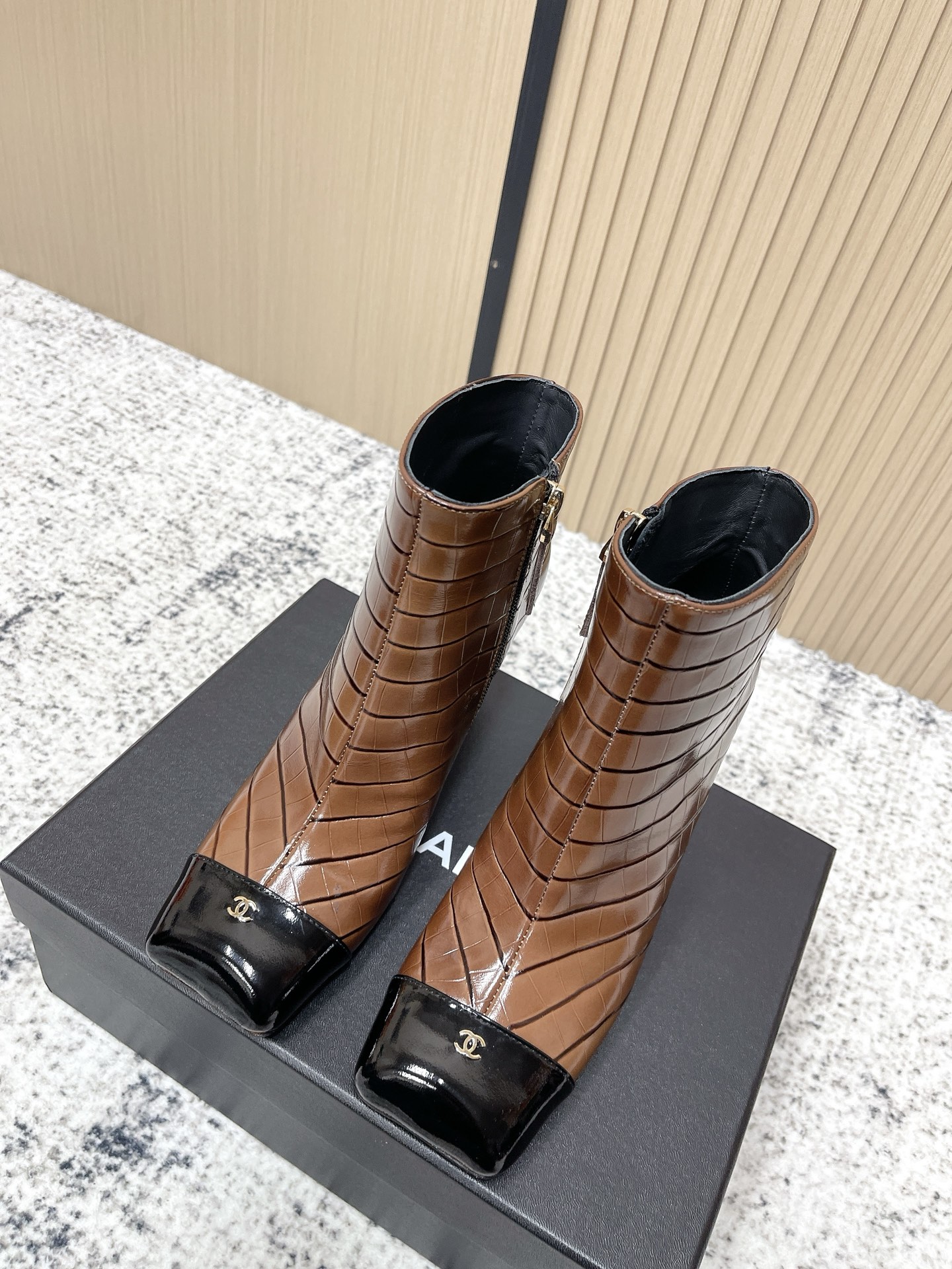 NO:669925,Purchasing agent level CHANEL * Xiaoxiang new autumn and winter Chelsea short boots are really a representative of handsome fashion. The boots are embellished with Chanel letters, which are low-key yet luxurious!  Simple, fashionable, individual and grand!  The natural and smooth beauty has a beauty that is stunning in time. You should also show off your long legs in winter~ Imported embossed cowhide on the upper, original lining on the inside, Italian genuine leather outsole on the sole, size 35-41 (40.41 non-returnable, non-exchangeable), boots, chanel, chanel, boots, cowhide, Leather soles19860909代购级别 CHANEL 香奈儿*小香秋冬新切尔西短靴真的是帅气时尚的代表,靴筒Chanel字母点缀 低调不失奢华！简约时尚个性又大气！自然流畅的美感,有种惊艳了时光的美感,冬日也要展现大长腿～ 鞋面进口压纹牛皮 内里原版内里 鞋底意大利真皮大底 码数35-41(40.41不退不换),靴子,chanel,chanel,boots,cowhide,Leather soles,Women's Shoes