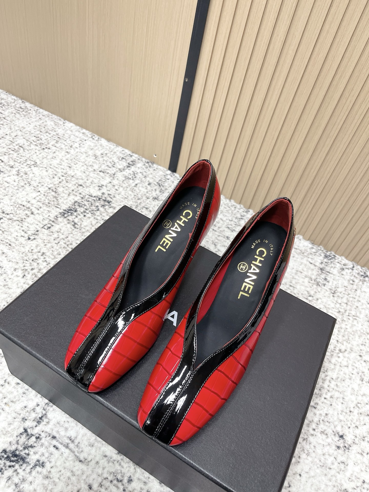 NO:669917,Purchasing agent CHANE*2026 Chanel early spring hot-selling woven Mary Jane toe shoes, a perfect reserve!  !  Much more comfortable than the classic Slingback!  Every color is a whitening weapon that makes your feet whiter! So cute! Another popular fragrance~ Material: embossed cowhide, original sheepskin lining, outsole, genuine leather sole, size 35-39 (40.41 customized, non-returnable, non-exchangeable), high heels, chanel, chanel, mary jane, high heels, cowhide, sheepskin19860909代购级 CHANE*2026香奈儿早春爆品编织玛丽珍包头单鞋 妥妥的自留款！！比经典款Slingback舒服太多啦！每个颜色上脚都很显白 的显白利器!好嗲啊!又是火爆的小香~ 材质压纹牛皮 内里原版内里羊皮 大底真皮鞋底 码数35-39(40.41定制不退不换),高跟鞋单鞋,chanel,chanel,mary jane,high heels,cowhide,sheepskin,Women's Shoes