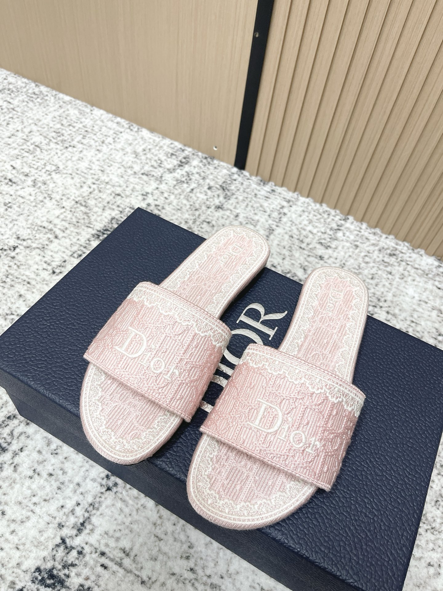 NO:669915,The top version of Dior 26/ss early spring lace embroidery slippers Dior 2026 spring and summer series slippers, denim blue Oblique embossing + white lace embroidery, exquisite and elegant. The wide upper design, the Dior logo is highly recognizable, the thick heel structure is comfortable and easy to walk, and can be easily used in daily life or vacation. Oblique embossing is a classic element of Dior, paired with lace embroidery, full of French romantic atmosphere!  The soles are lightweight and not tiring when worn for a long time. They are practical and fashionable. They are a must-have item for spring and summer ~ Fabric: lace embroidery Sole: Genuine leather sole Size: #35-41 (40.41 custom-made), slippers, dior, dior, slippers19860909顶级版本 Dior 迪奥 26/ss 早春 蕾丝刺绣 拖鞋 Dior 2026春夏系列拖鞋,牛仔蓝Oblique压纹+白色蕾丝刺绣,精致优雅.鞋面宽版设计,Dior标志超有辨识度,粗跟结构舒适好走,日常或度假都能轻松驾驭.Oblique压纹是Dior经典元素,搭配蕾丝刺绣,法式浪漫氛围感拉满！鞋底轻便,长时间穿也不累,实用又时髦,是春夏必入单品～ 面料: 蕾丝刺绣 鞋底: 真皮底 Size: #35-41 (40.41订做）,拖鞋,dior,dior,slippers,Women's Shoes